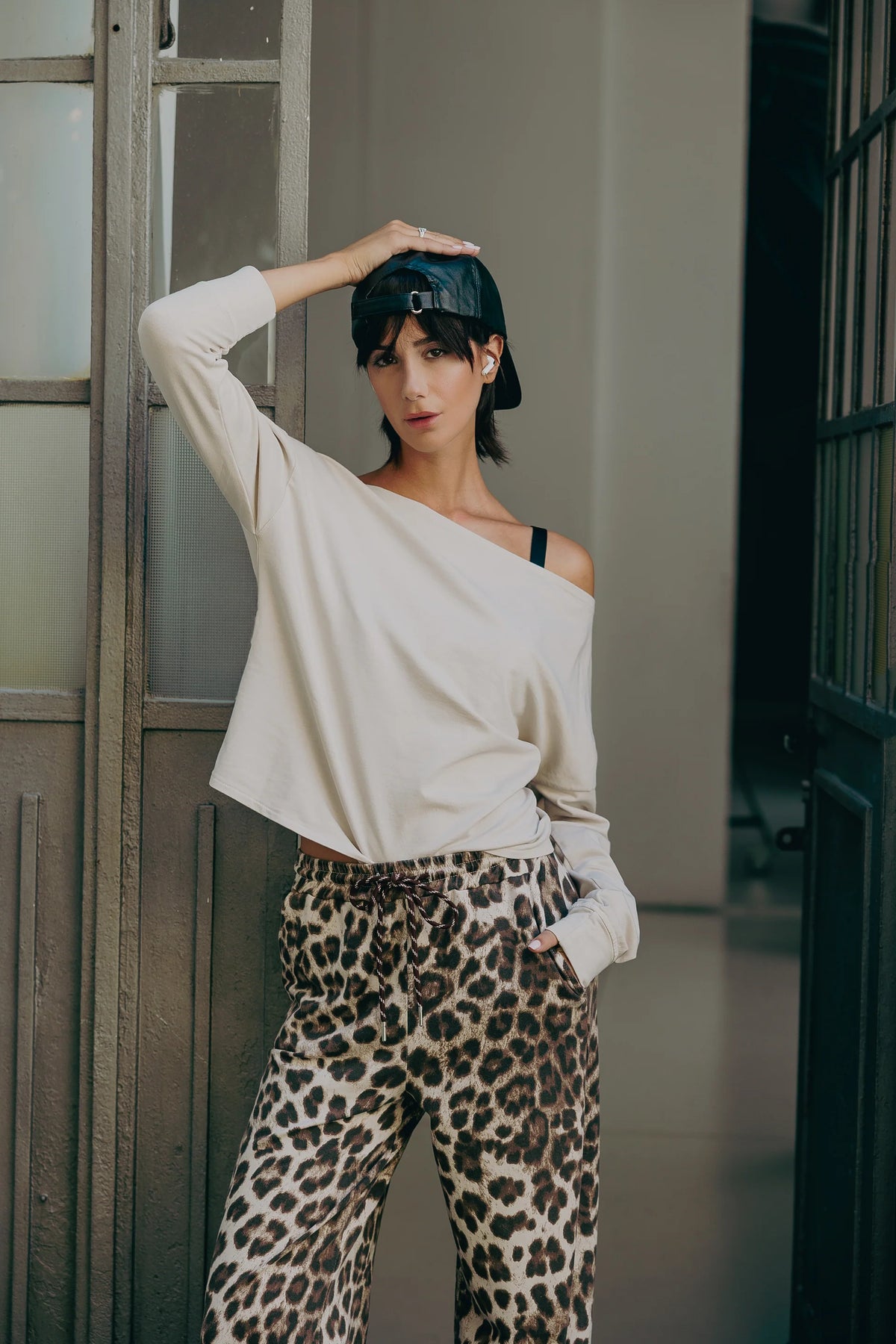 Felpa mika monospalla scollo asimmetrico ecru oversize vista frontale con pantalone leopardato