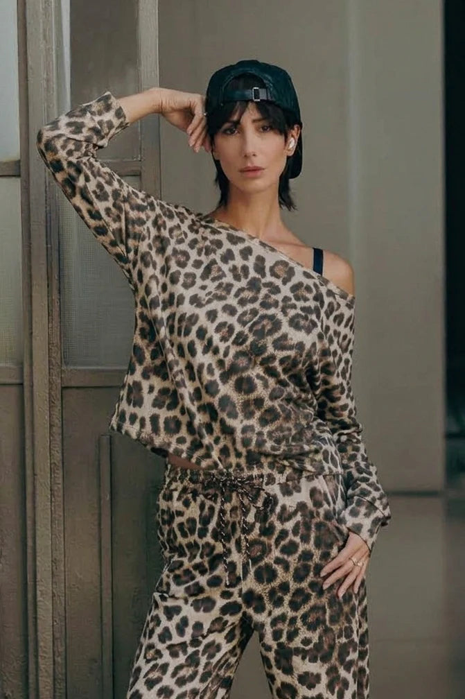 Felpa mika maku monospalla scollo asimmetrico leopardata beige marrone vista frontale outfit total look coordinato