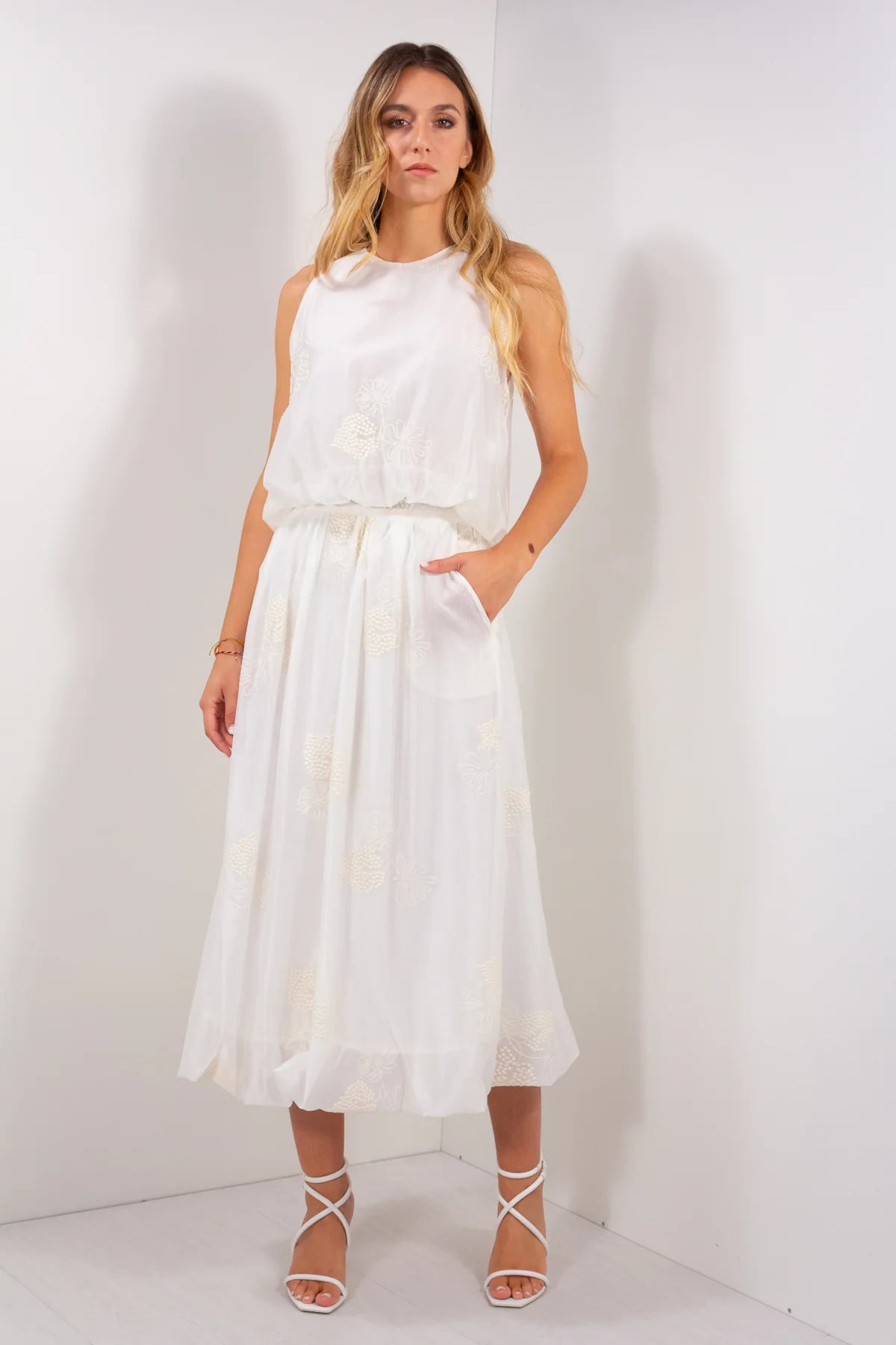 Gonna Lyocell Ricamata DUDA – colorazione bianco panna con ricami ton sur ton, vista frontale con top coordinato