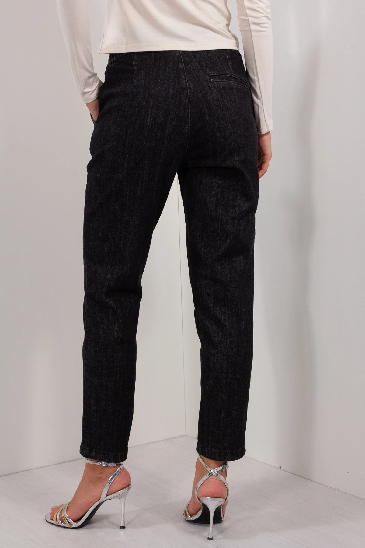 Jeans sigaretta coulisse nero vista posteriore gamba affusolata