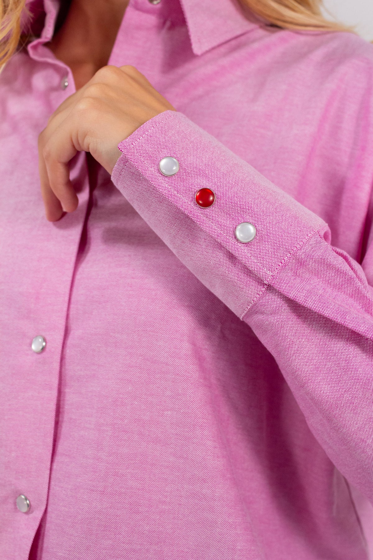 Dettaglio del polsino della camicia Oxford Giuly rosa con bottoni gioiello
