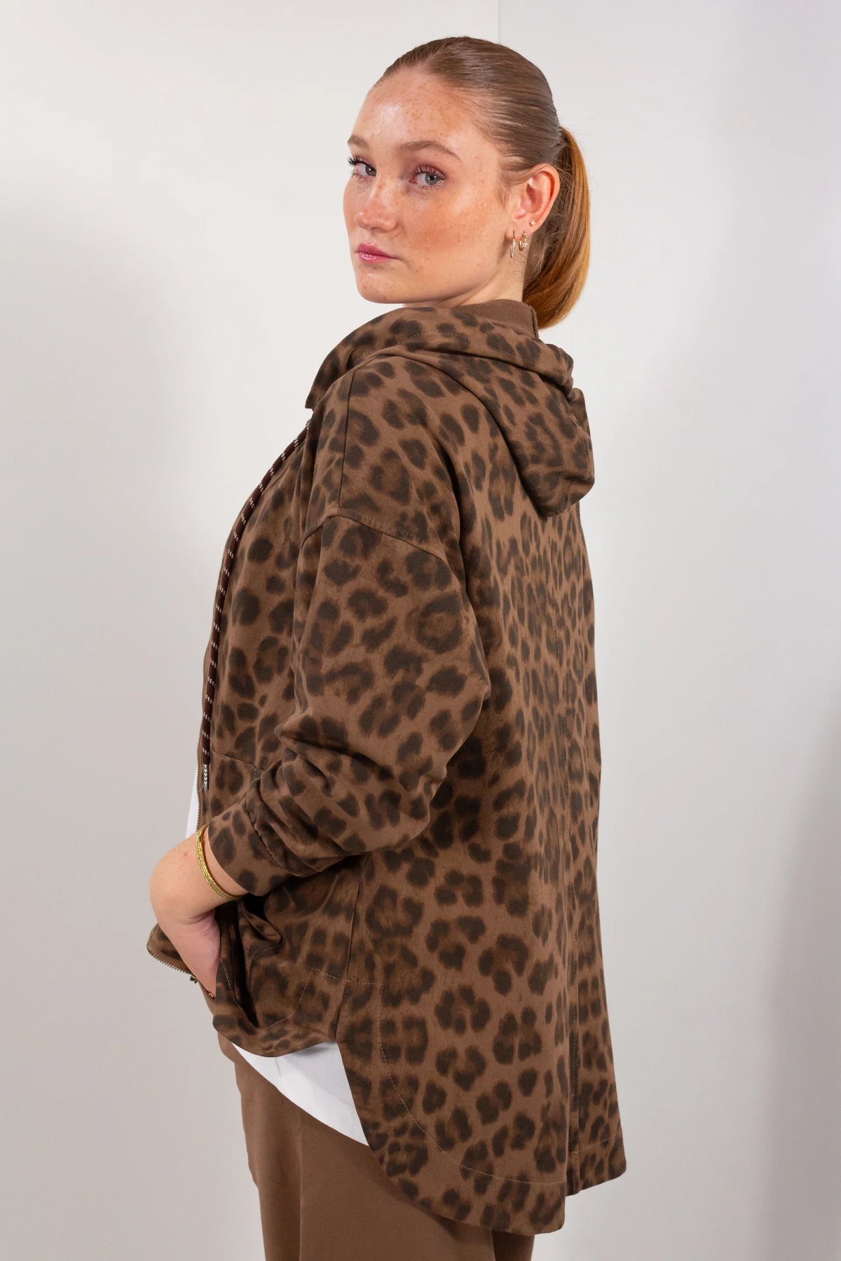 Felpa zip mika maku leopardata marrone vista posteriore tre quarti con cappuccio