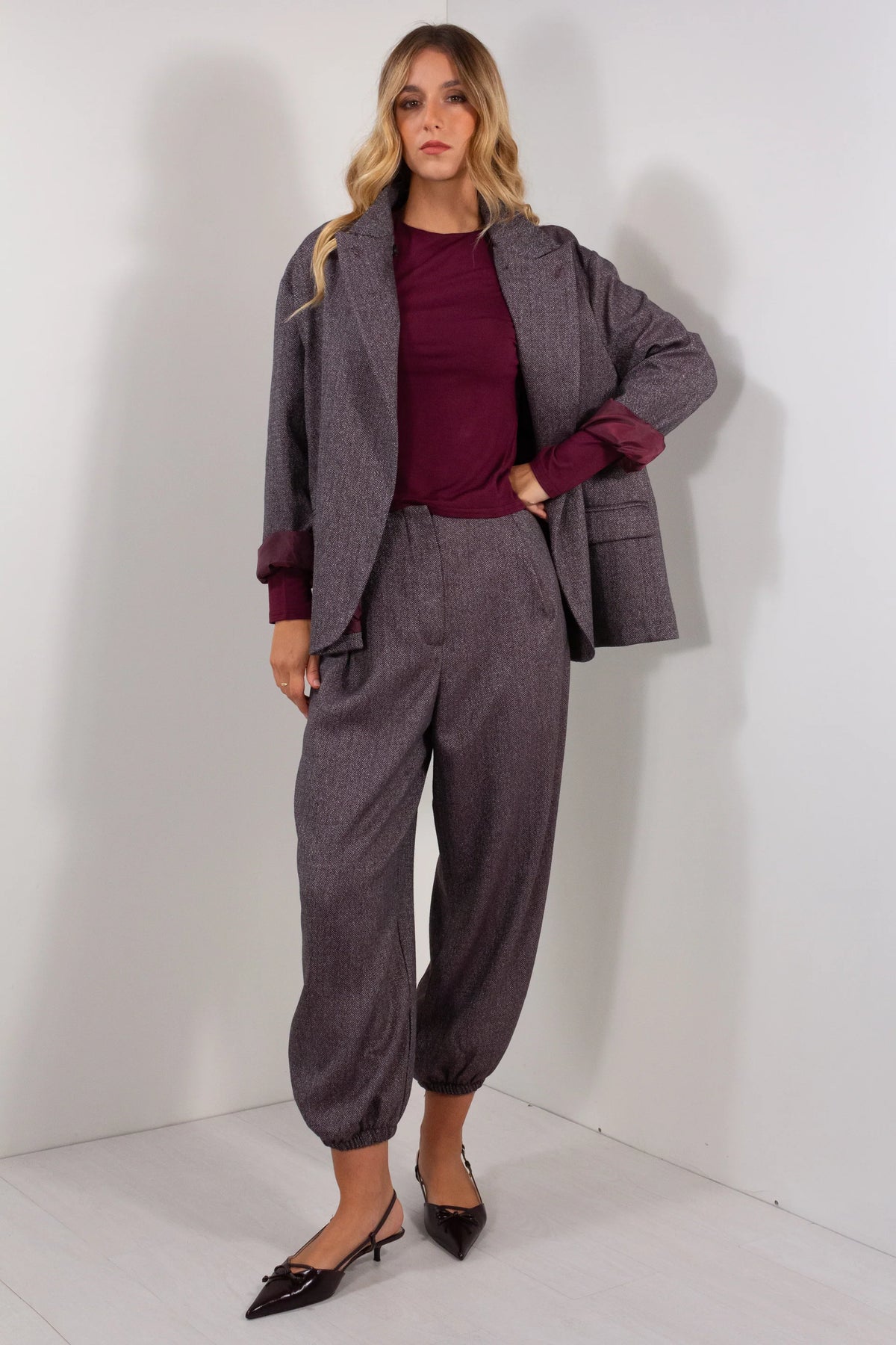 Completo giacca pantalone ovetto spigato grigio antracite dettaglio pantalone vita alta pinces e polsino elastico