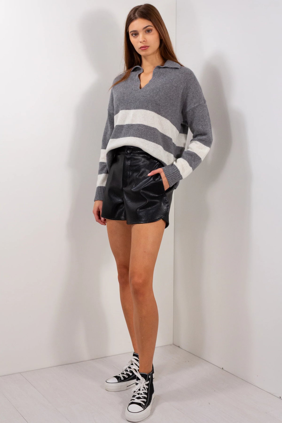 Shorts ecopelle Duda neri con tasche laterali e fondo stondato, vista di tre quarti