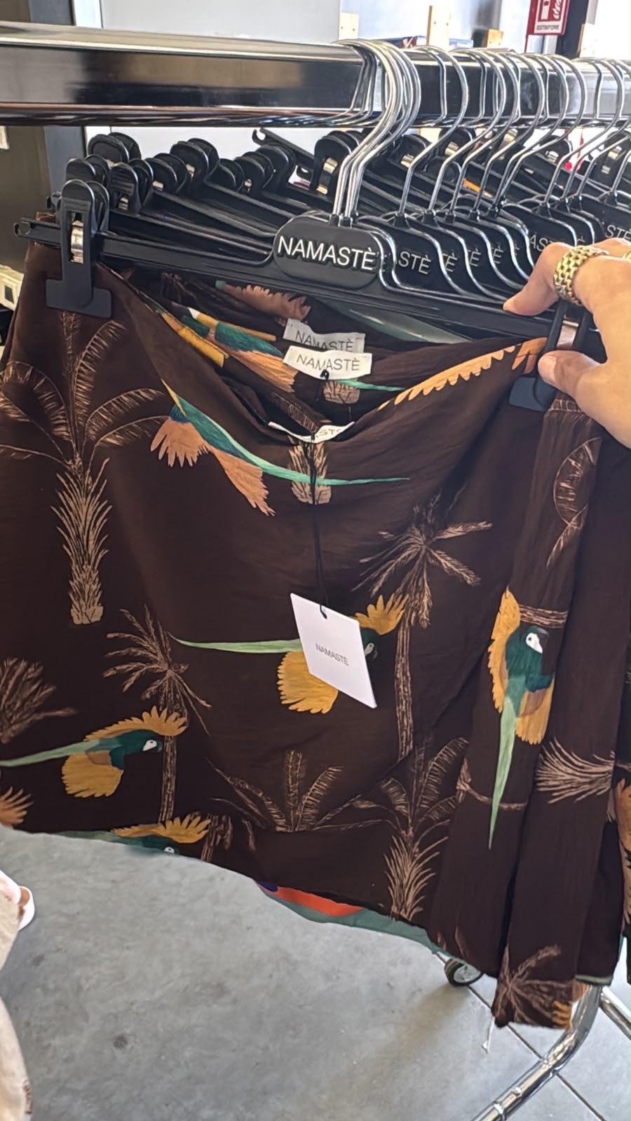 Pareo mini Namaste con stampa pappagalli colorati e palme su fondo marrone scuro, stile jungle tropicale