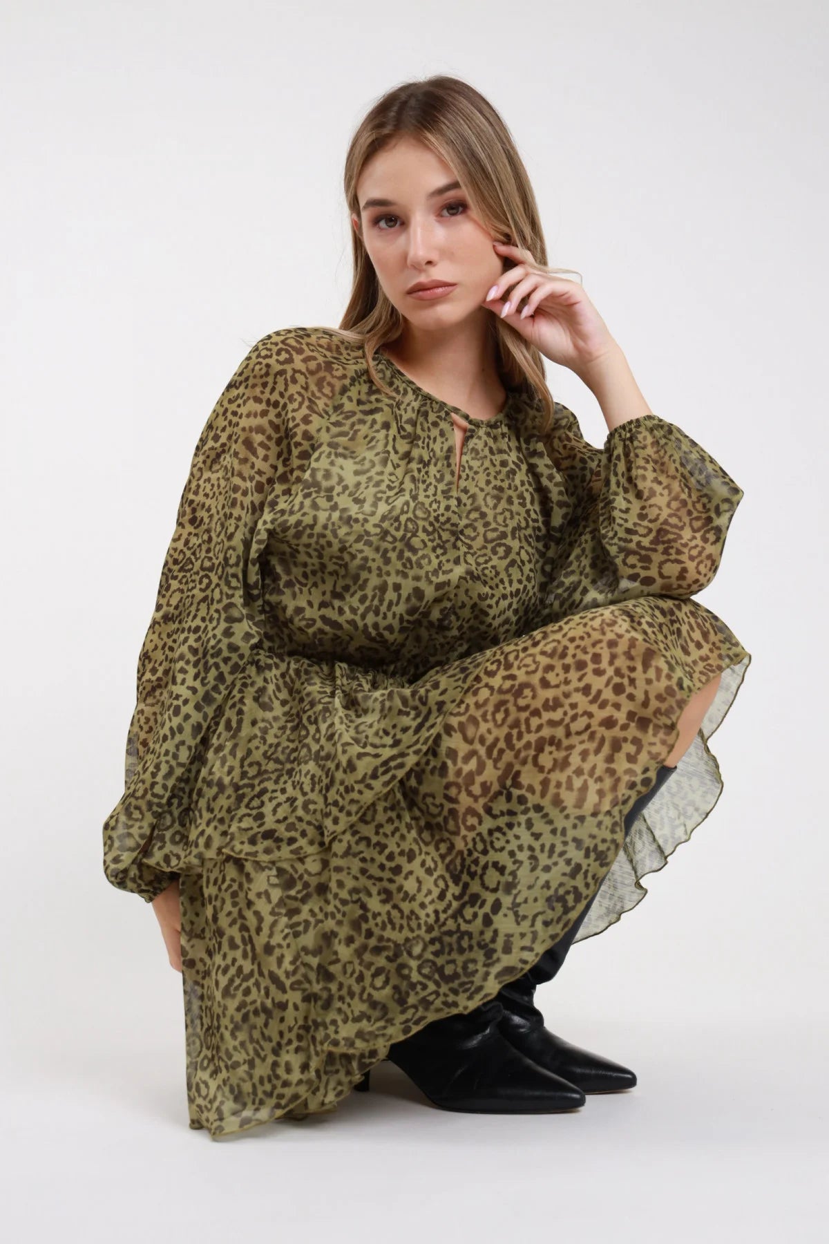 Abito animalier chiffon verde militare balze - modella posa accovacciata dettaglio volume gonna maniche balloon e laccetto frontale keyhole