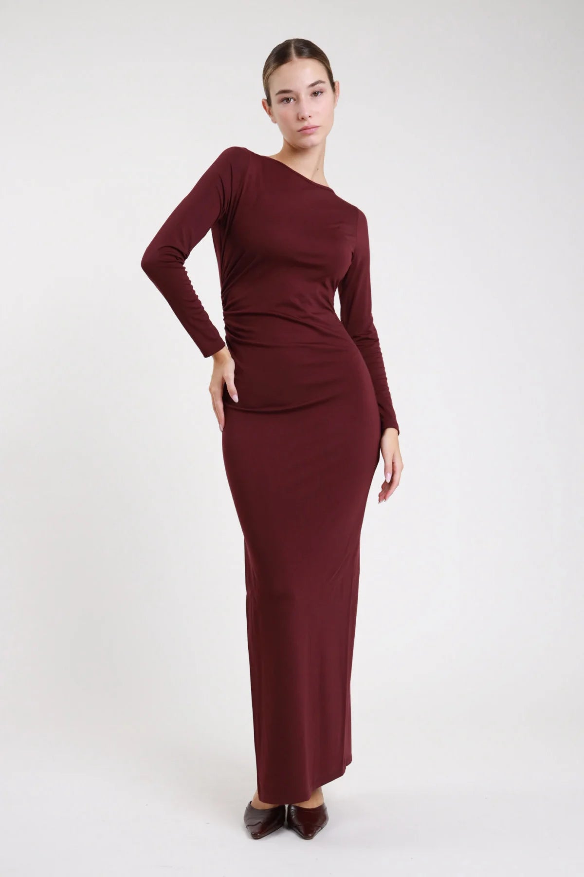 Abito lungo bordeaux vinaccia aderente scollo barca - modella vista frontale con draping vita naturale e decolte marroni