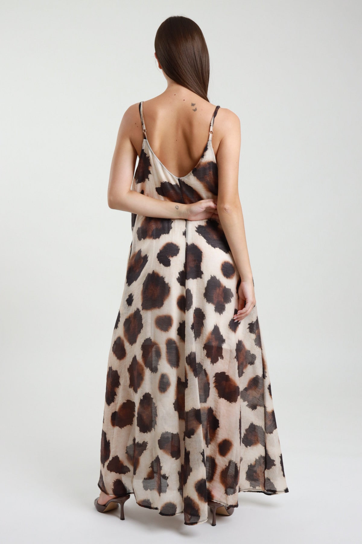 Abito lungo animalier Susy Mix – vista posteriore con schiena scoperta e stampa animalier maxi