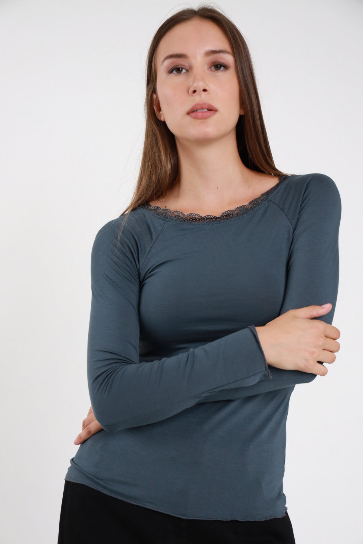 Maglia barca pizzo petrolio verde scuro donna maniche lunghe aderente bordino pizzo smerlato - vista frontale braccia conserte con pantaloni neri