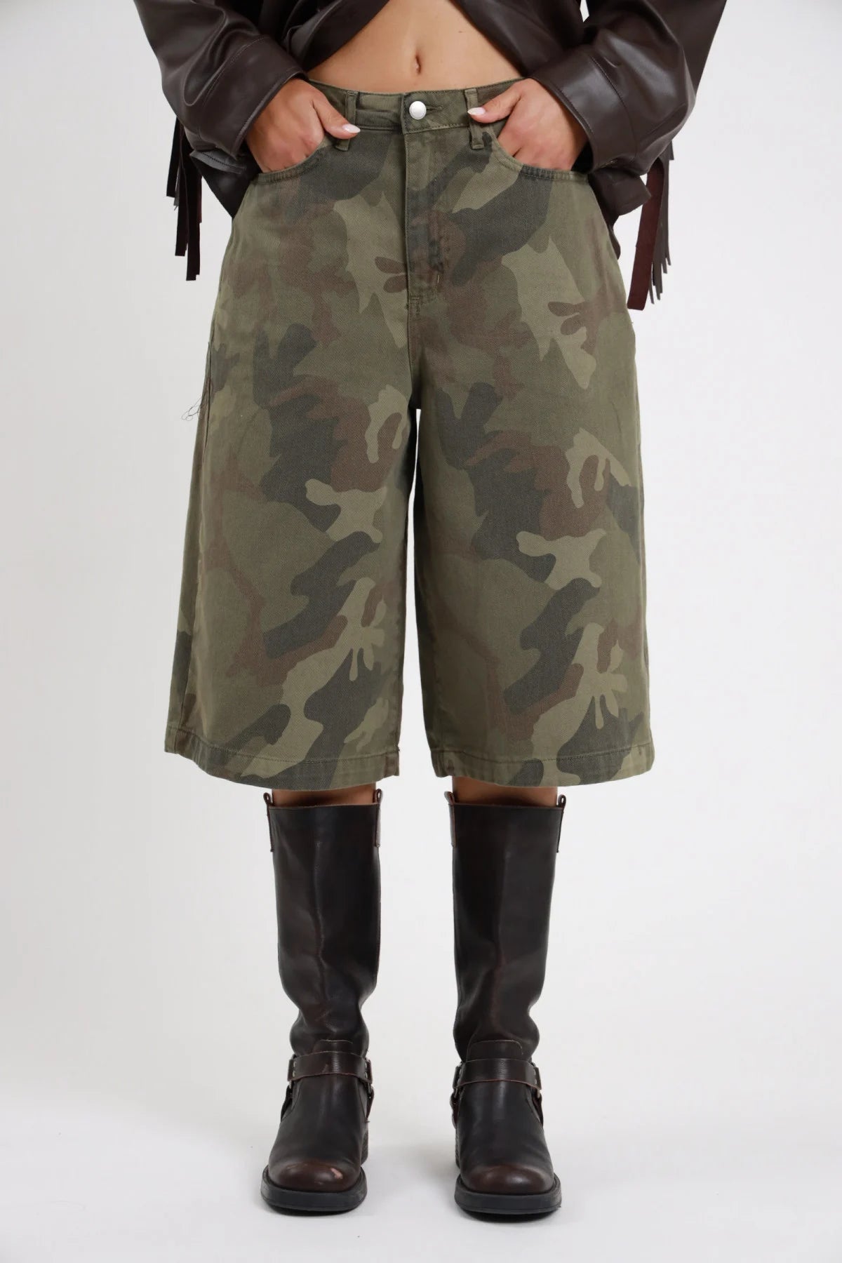 Bermuda Denim Wide Leg Mimetico Woodland 100% cotone dettaglio ravvicinato vita alta bottone argento zip frontale tasche frontali oblique gamba larga drappeggiata - modella busto/vita dettaglio frontale ravvicinato sfondo bianco camicia ecopelle marrone frangiate