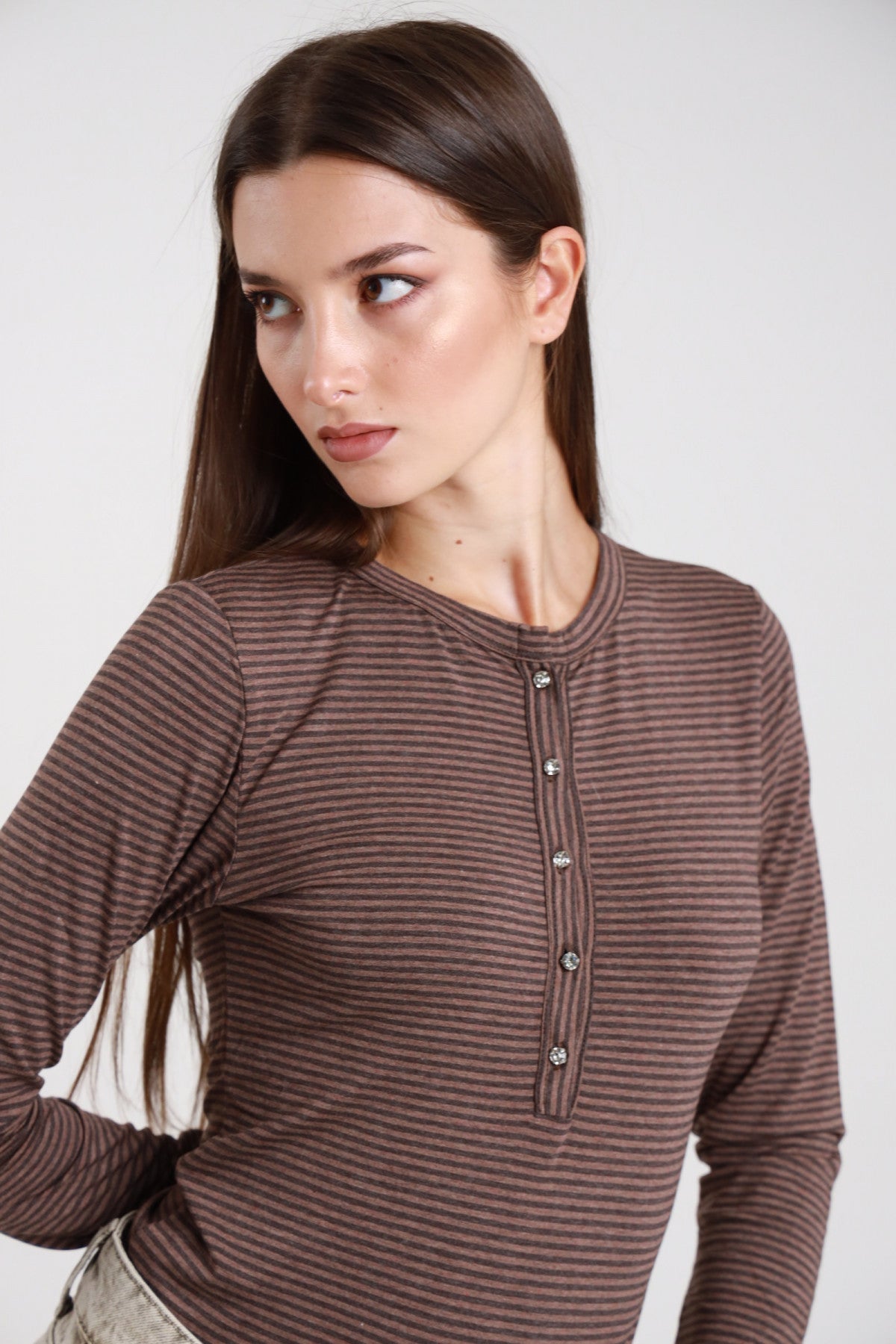 Body righe marrone e cacao donna con bottoni gioiello frontali - vista laterale con pantaloni beige