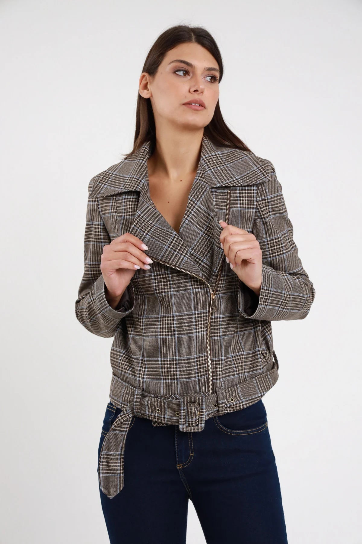Bomber Chiodo Check prince of wales grigio marrone beige ocra 62% poliestere colletto biker ampio aperto V zip asimmetrica dorata diagonale frontale spalle strutturate imbottitura leggera cintura occhielli dorati frontale aperto - modella busto frontale mani colletto sguardo 3/4 alto capelli castani bob sfondo bianco jeans flare navy