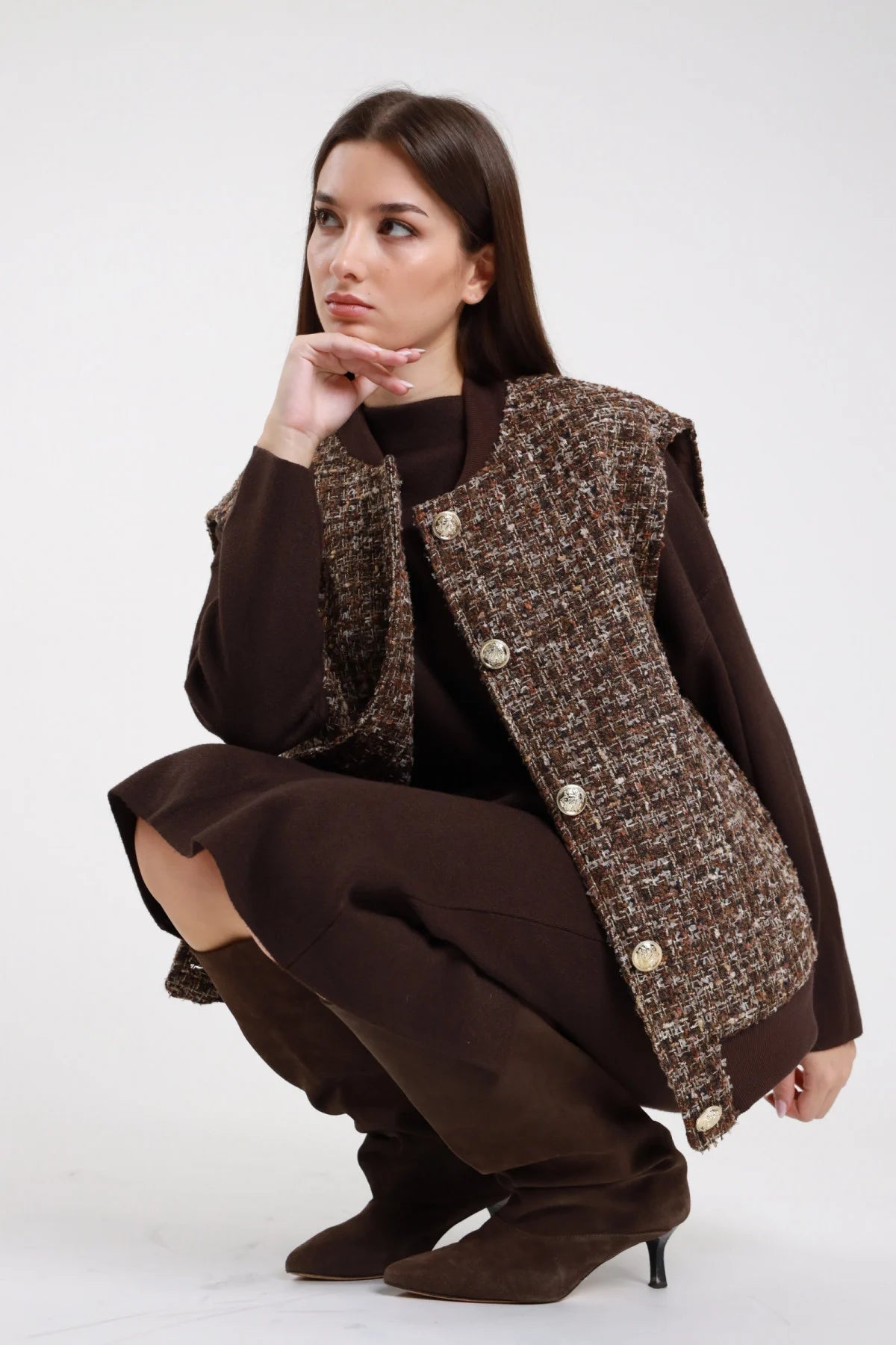 Bomber gilet smanicato tweed bouclé marrone oro beige bottoni dorati gioiello sfrangiato aperto mani colletto frontale busto - modella frontale busto mani colletto aperto sguardo frontale capelli castani lisci lunghi sfondo bianco maglia marrone gonna marrone