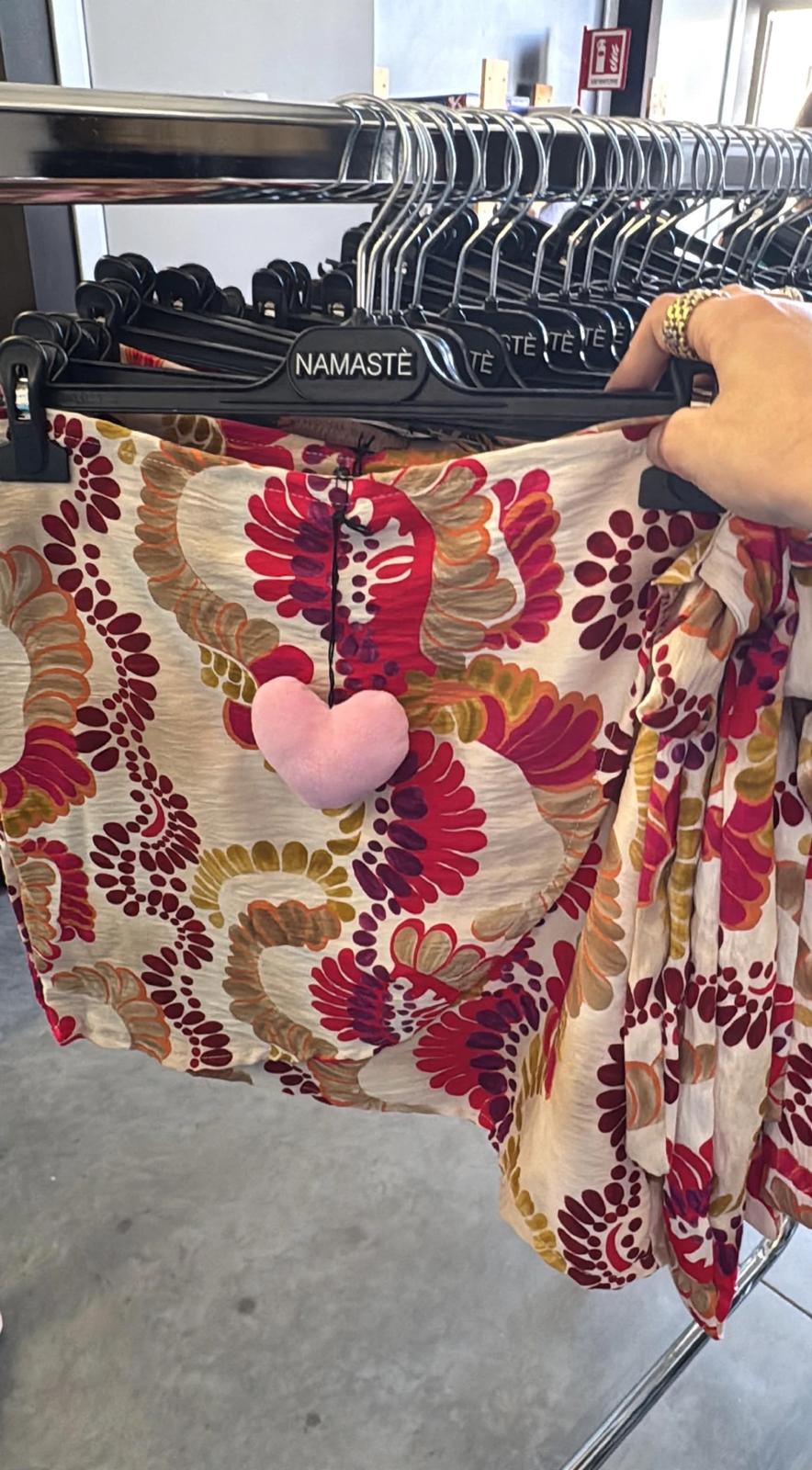 Pareo mini Namaste con stampa floreale a spirali rosso bordeaux e oro su fondo panna, dettaglio cuore rosa applicato