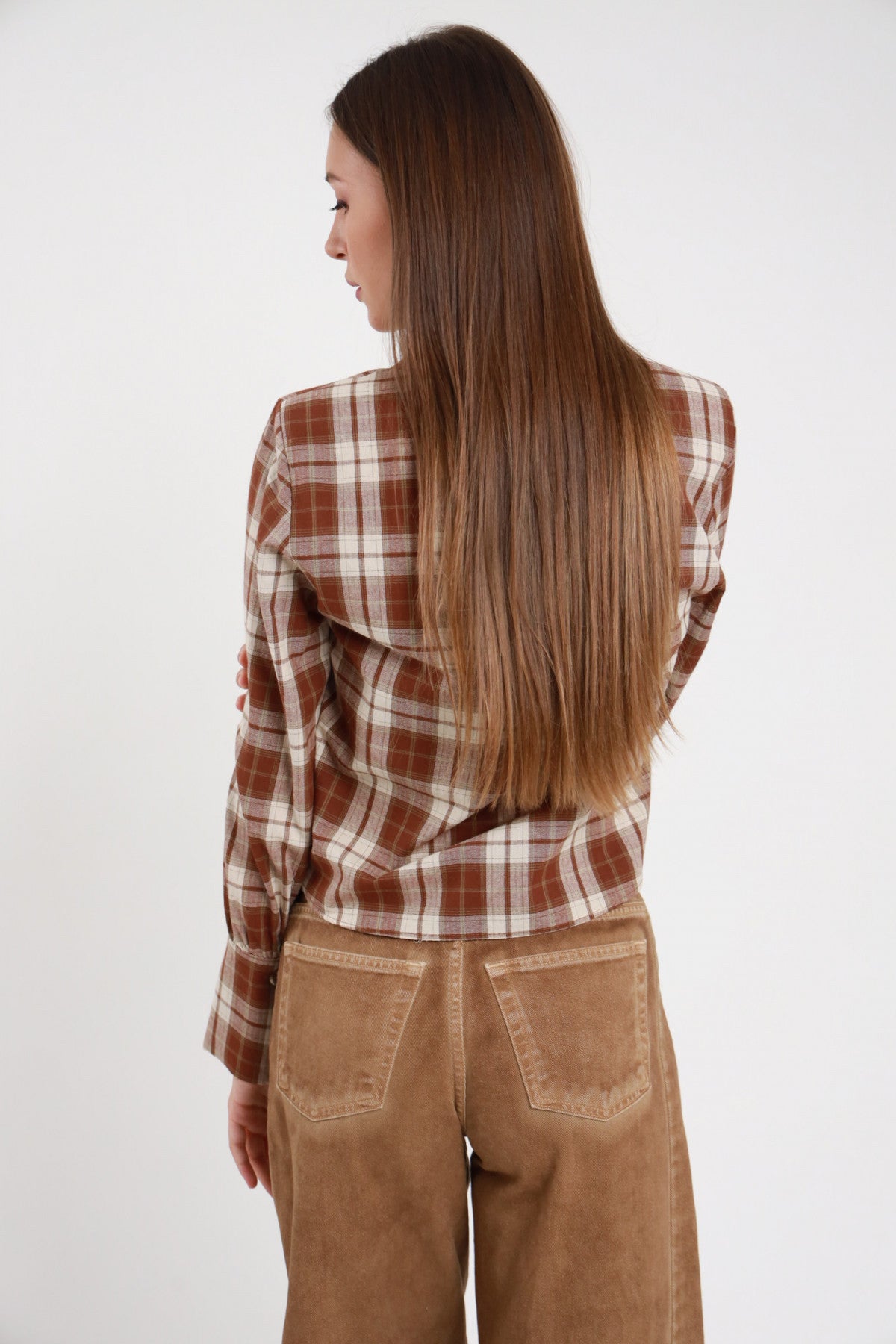 Camicia crop check tartan marrone e beige - vista posteriore intera abbinata a pantaloni velluto cammello