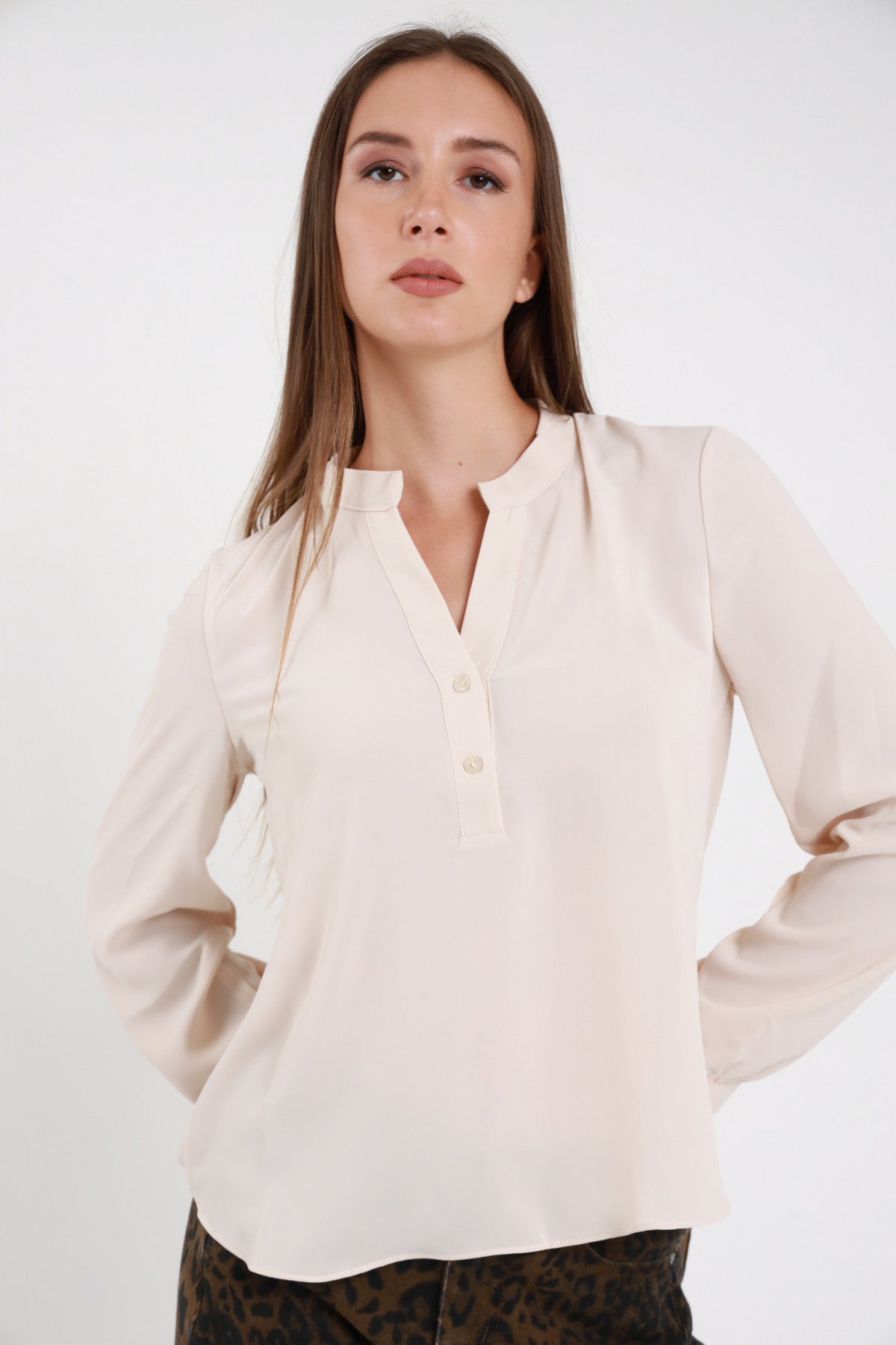 Camicia serafino - dettaglio colletto e bottoni