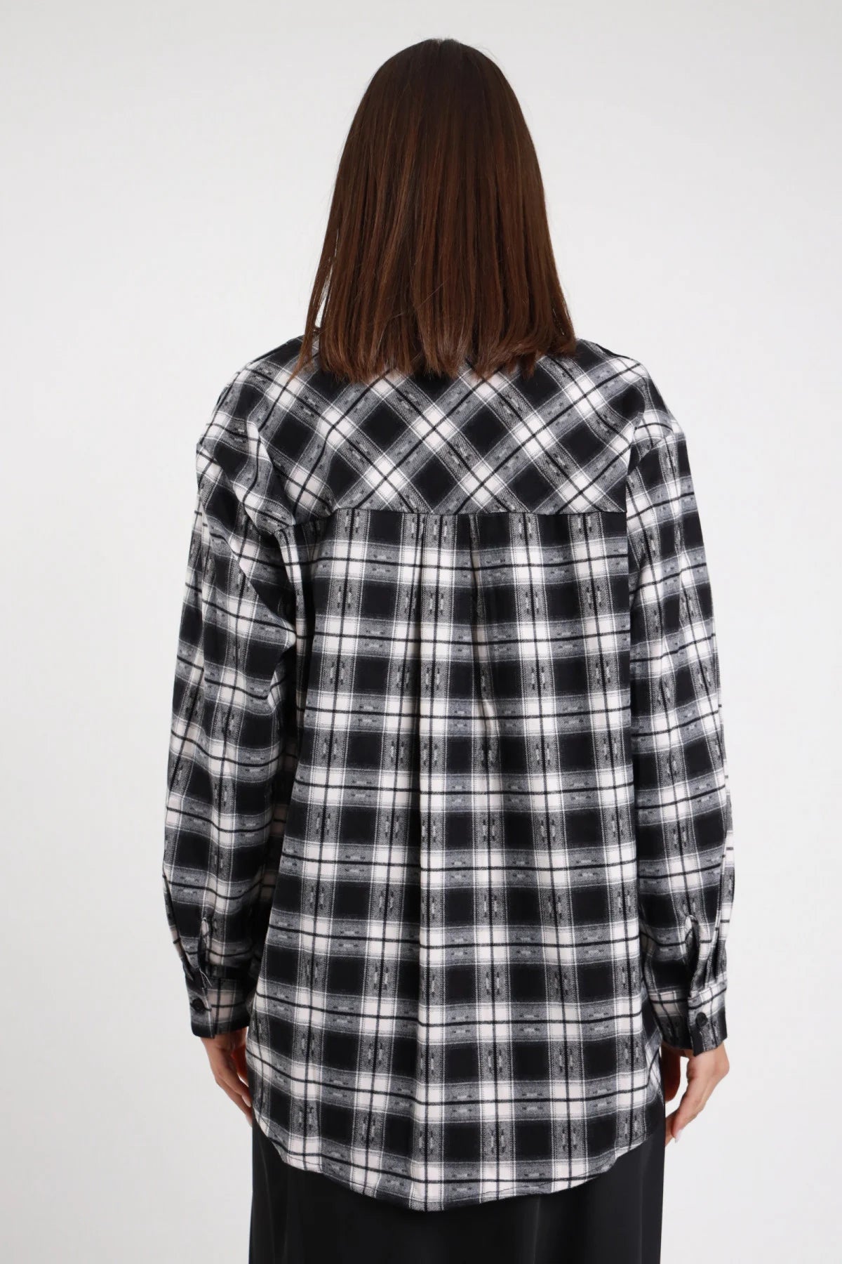 Camicia Check Strass nero tartan bianco grigio 95% cotone pannello schiena tartan diagonale contrasto piega centrale retro polsino strass posteriore intera - modella intera posteriore capelli castani scuri lisci sfondo bianco gonna nera abbinata