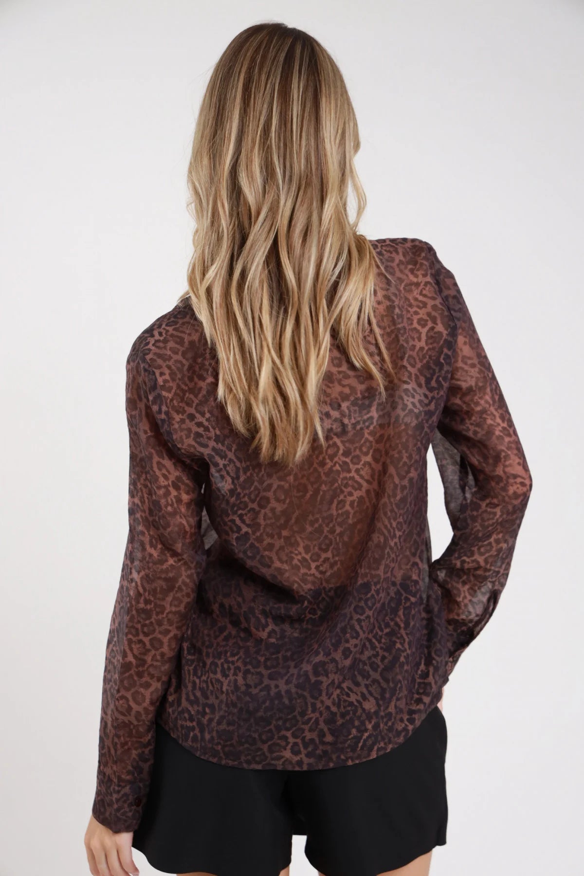 Camicia animalier leopardata cioccolato cognac moro georgette sheer retro intera manica dropped shoulder polsino abbottonato corpo relaxed fluido drappeggiante orlo dritto - modella retro intera capelli biondi mossi gonna nera