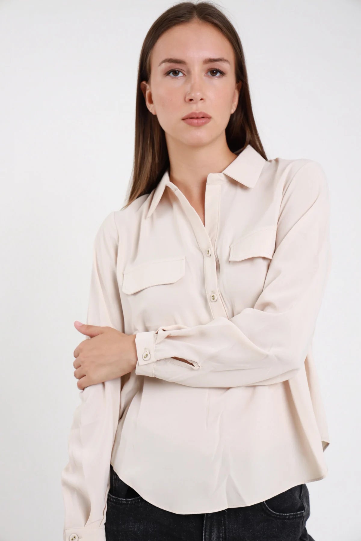 Camicia serafino - dettaglio scollo e taschini con patta