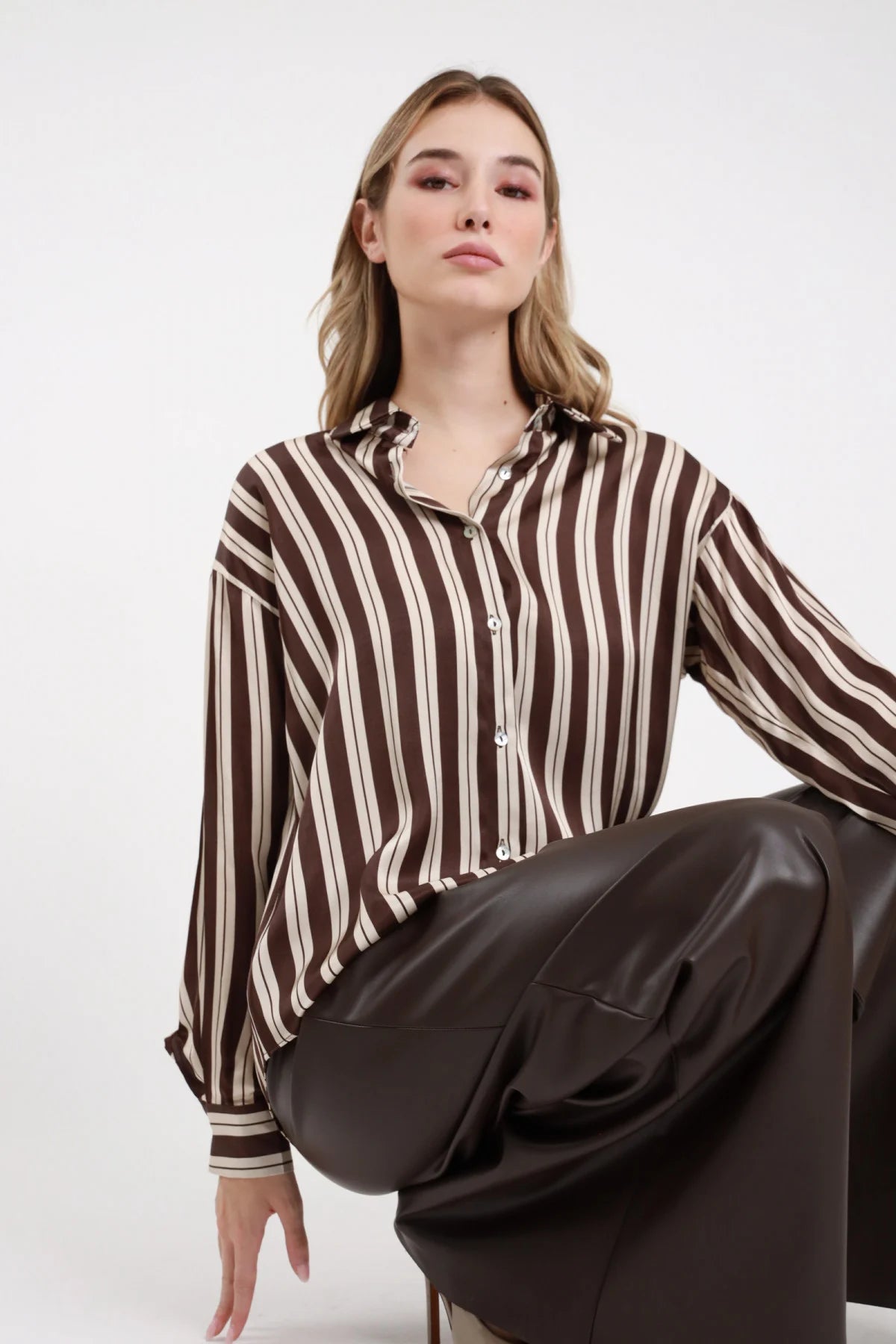 Camicia righe + tigre Susy Mix da donna, dettaglio frontale delle righe verticali, colletto e bottoni