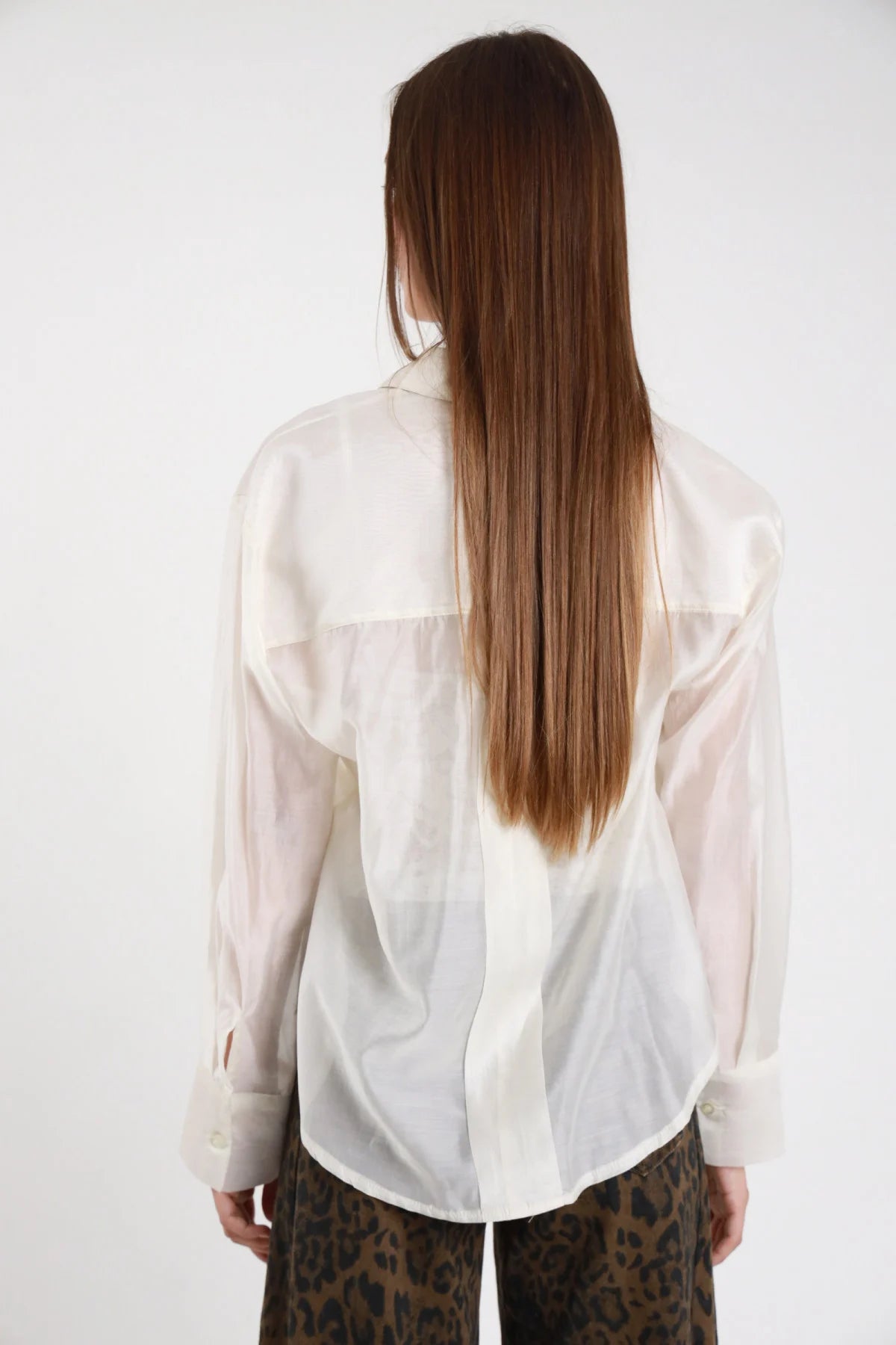 Coordinato camicia chiffon panna semitrasparente e top in pizzo bianco - vista posteriore con gonna animalier