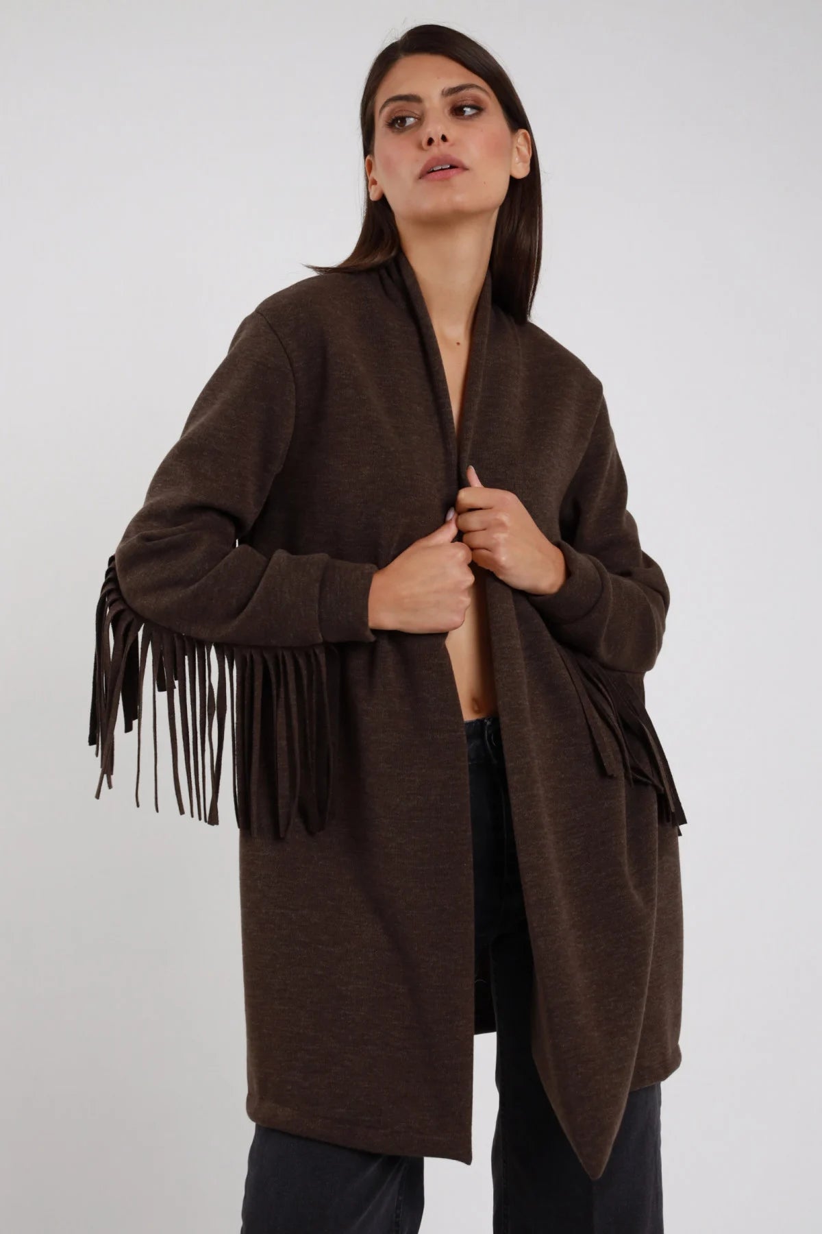 Cardigan Frange marrone cioccolato kimono wrap colletto sciallato V frange lunghe manica intera busto frontale 3/4 mano chiusura - modella busto frontale 3/4 mano chiusura sguardo frontale capelli castani lisci sfondo bianco jeans scuri