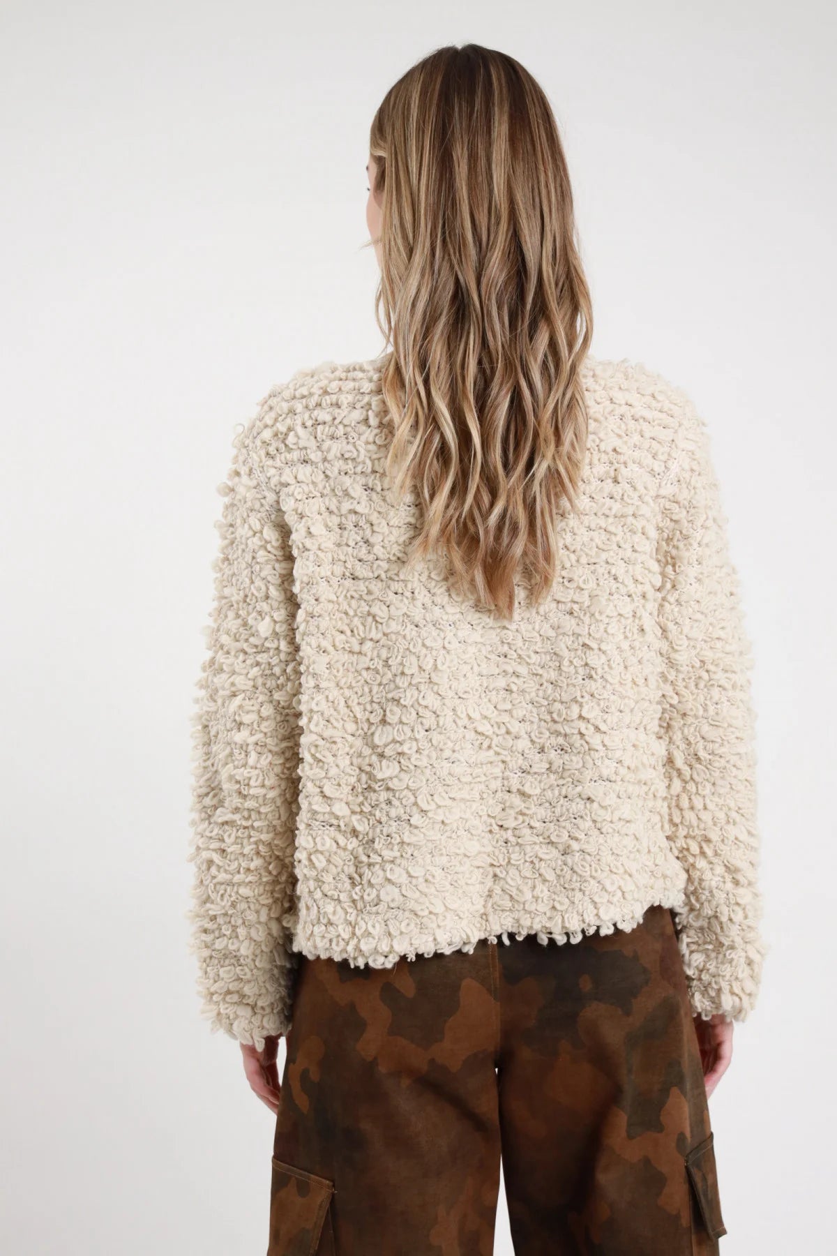 Cardigan bouclé Susy Mix panna, vista posteriore della lavorazione ad anelli e delle maniche lunghe