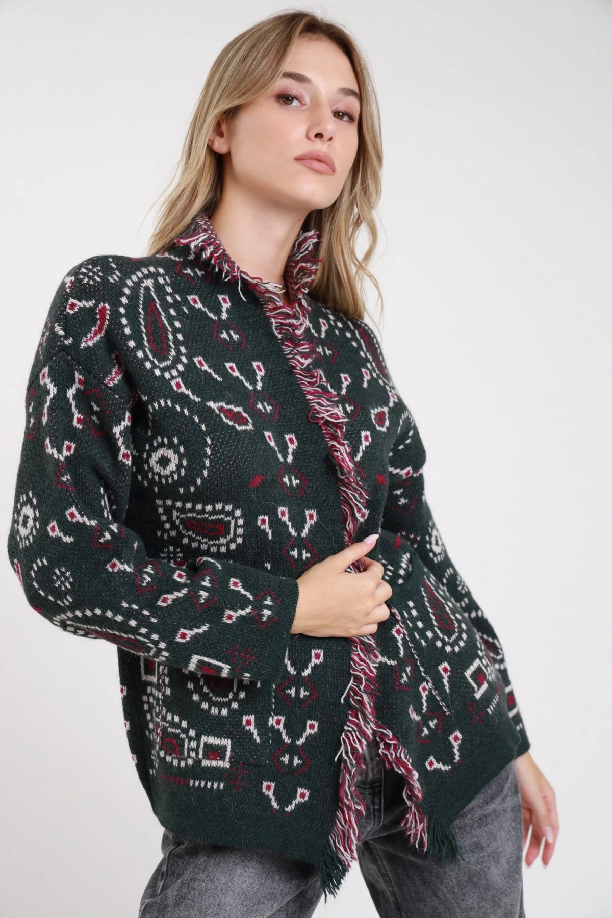 Cardigan jacquard paisley cioccolato camel azzurro retro oversize maniche dritte polsino costina - modella retro intera mani ai fianchi sguardo posteriore jeans blu capelli castani