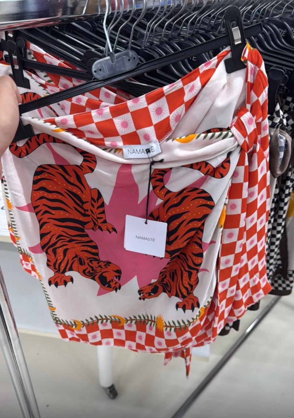 Pareo Namaste Tiger Flame – Mini Gonna Stampa Tigre Rossa Scacchi