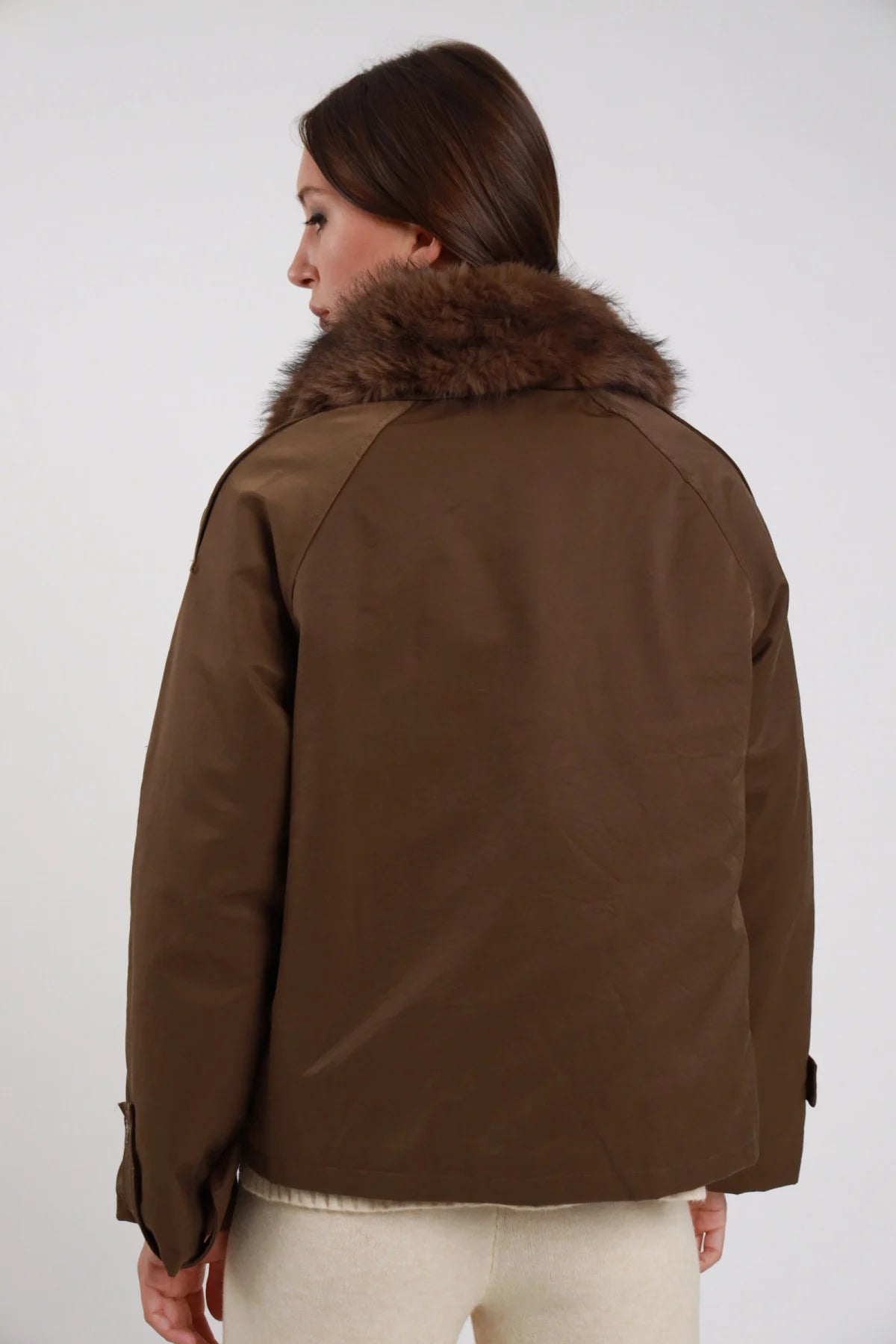Giacca Ecopelliccia marrone tabacco doppiopetto colletto sciallato ecopelliccia marrone rimovibile retro intera schiena silhouette oversize boxy - modella retro intera sguardo laterale capelli castani raccolti sfondo bianco pantalone beige