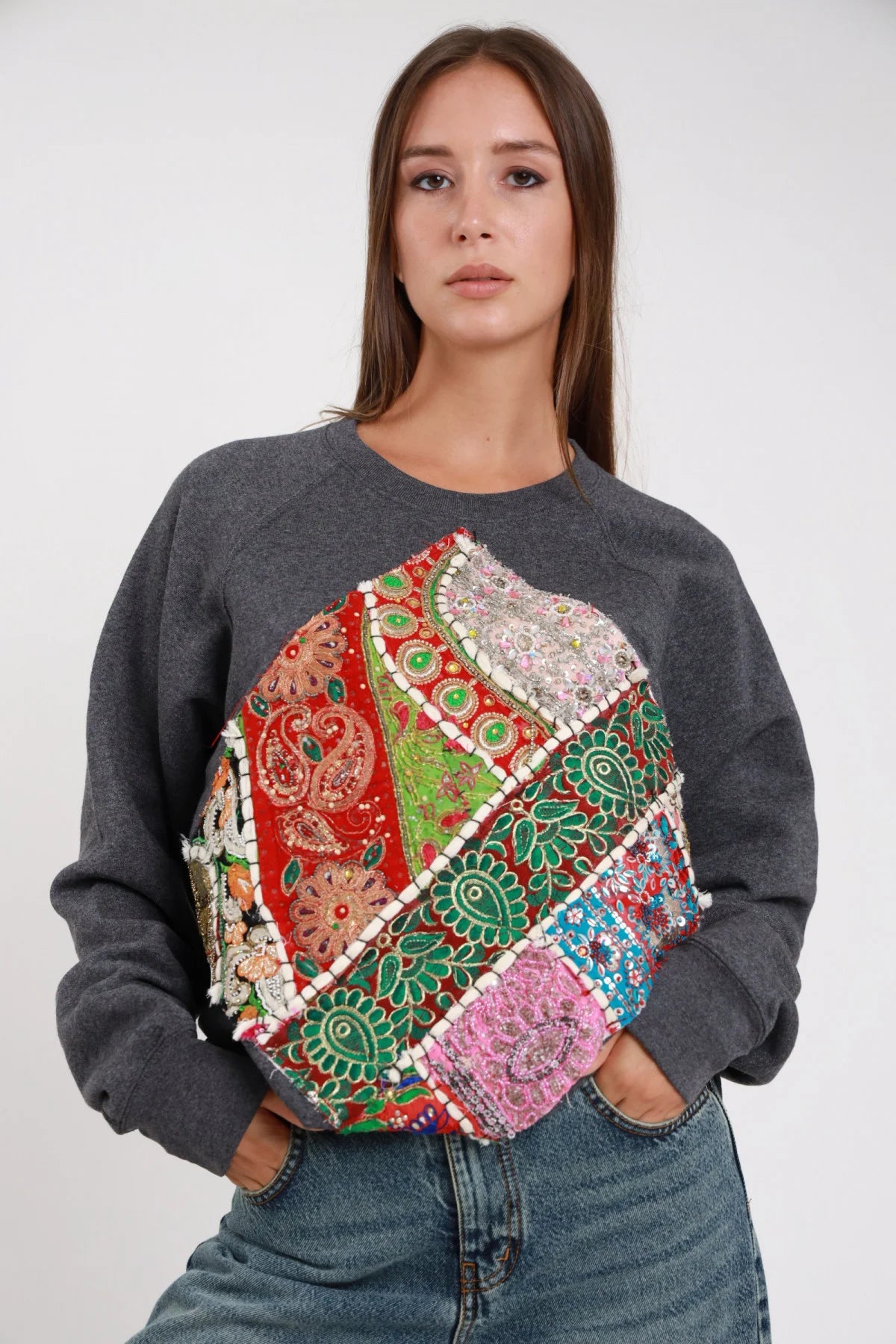 Felpa ricami patchwork borgogna amaranto frontale busto maxi rombo beaded paillettes oro rosso verde - modella frontale busto mano fianco sguardo frontale gonna ecopelle nera capelli castani lisci