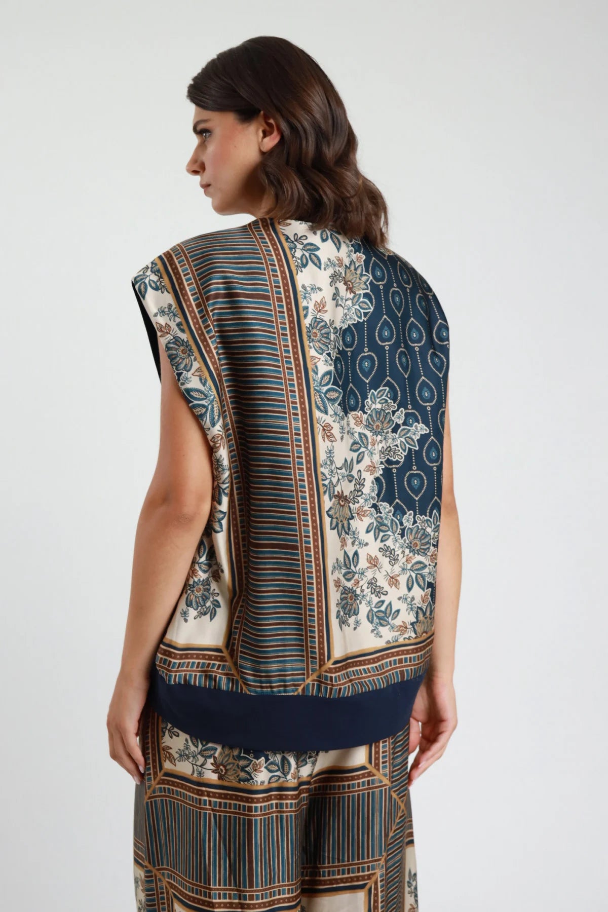Top smanicato navy - modella vista posteriore retro foulard patchwork floreale blu panna