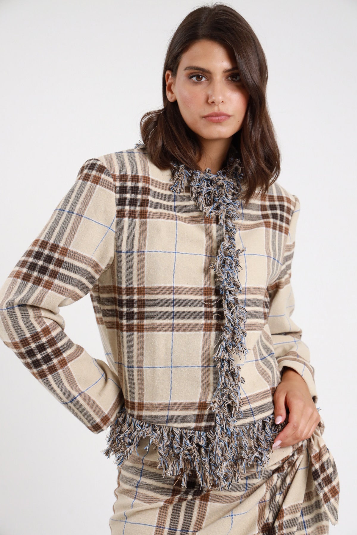 Giacca check tartan beige panna marrone righe blu donna boxy cropped frange multifilo bordo V fondo chiusura aperta spalle strutturate - vista frontale intera mano sul fianco con pantaloni check coordinati