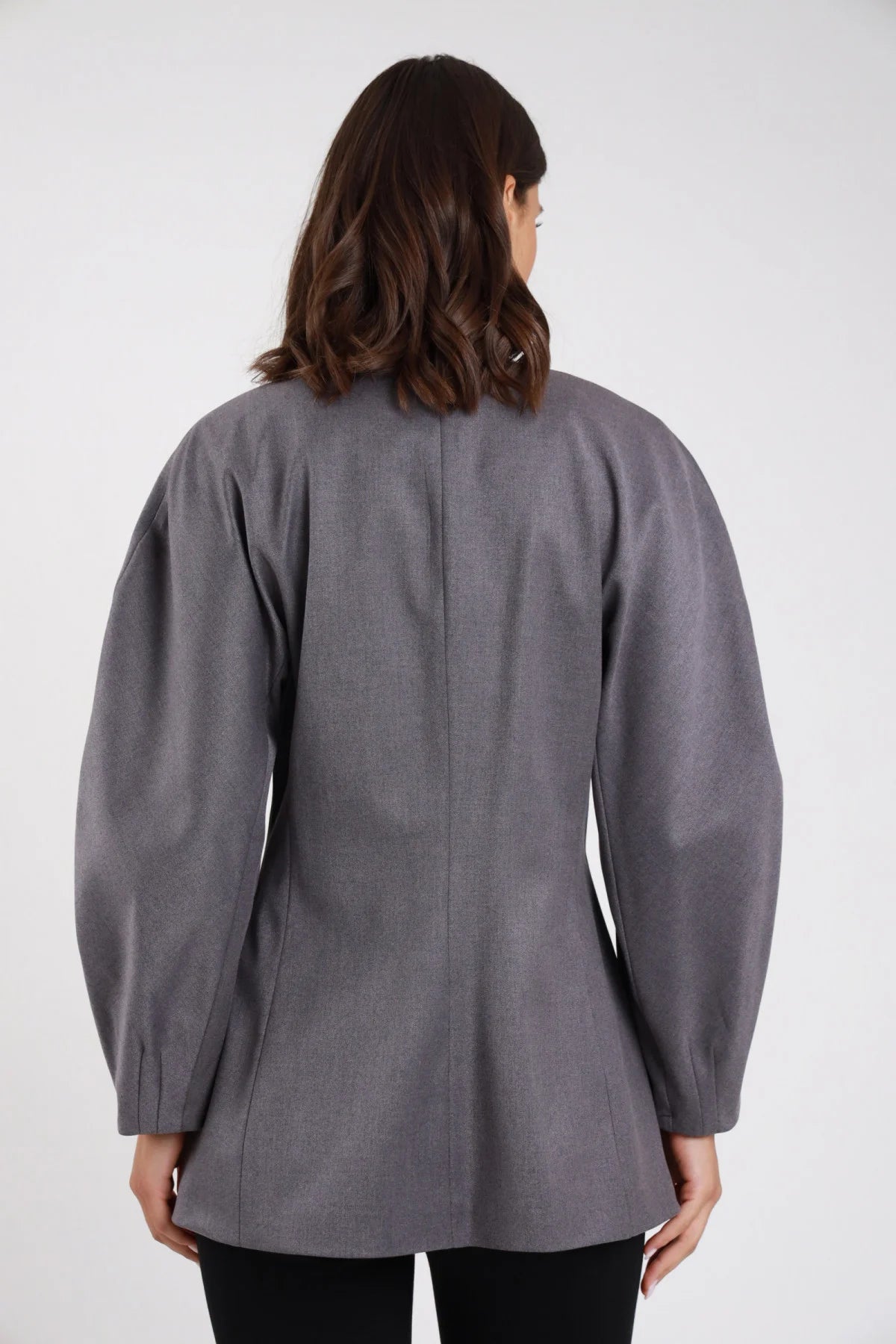 Giacca doppiopetto sartoriale grigio ardesia antracite crêpe retro intera manica balloon lanterna volumetrica polsino stretto vita marcata sartoriale fondo svasato a-line - modella retro intera capelli castani mossi medi sfondo bianco pantaloni neri