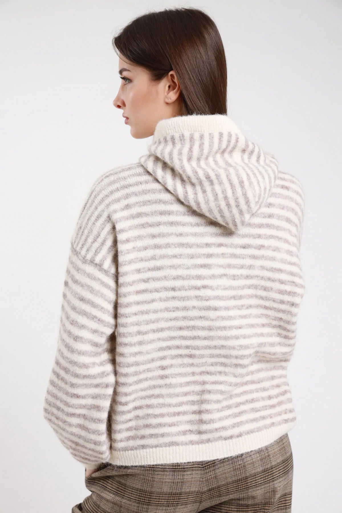 Felpa cardigan maglia bouclé eyelash righe bold bicolor avorio crema beige greige cappuccio cordoncino bottoni madreperlati batwing oversize boxy retro intera - modella retro intera sguardo laterale capelli castani scuri lisci sfondo bianco pantaloni check beige