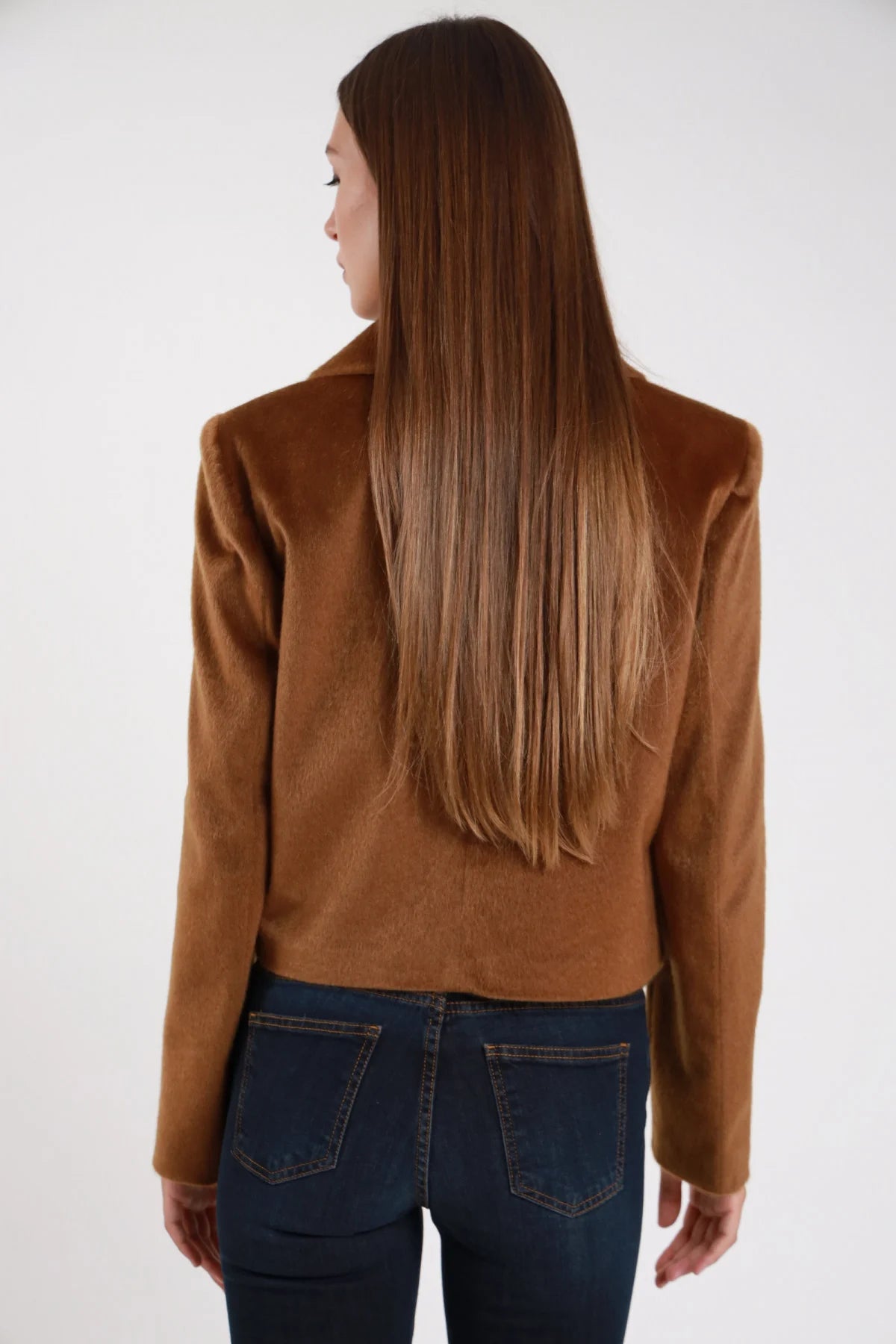 Giacchina cavallino effetto pony cioccolato tabacco retro crop strutturata - modella intera retro capelli castani lunghi lisci jeans navy tacchi grigi