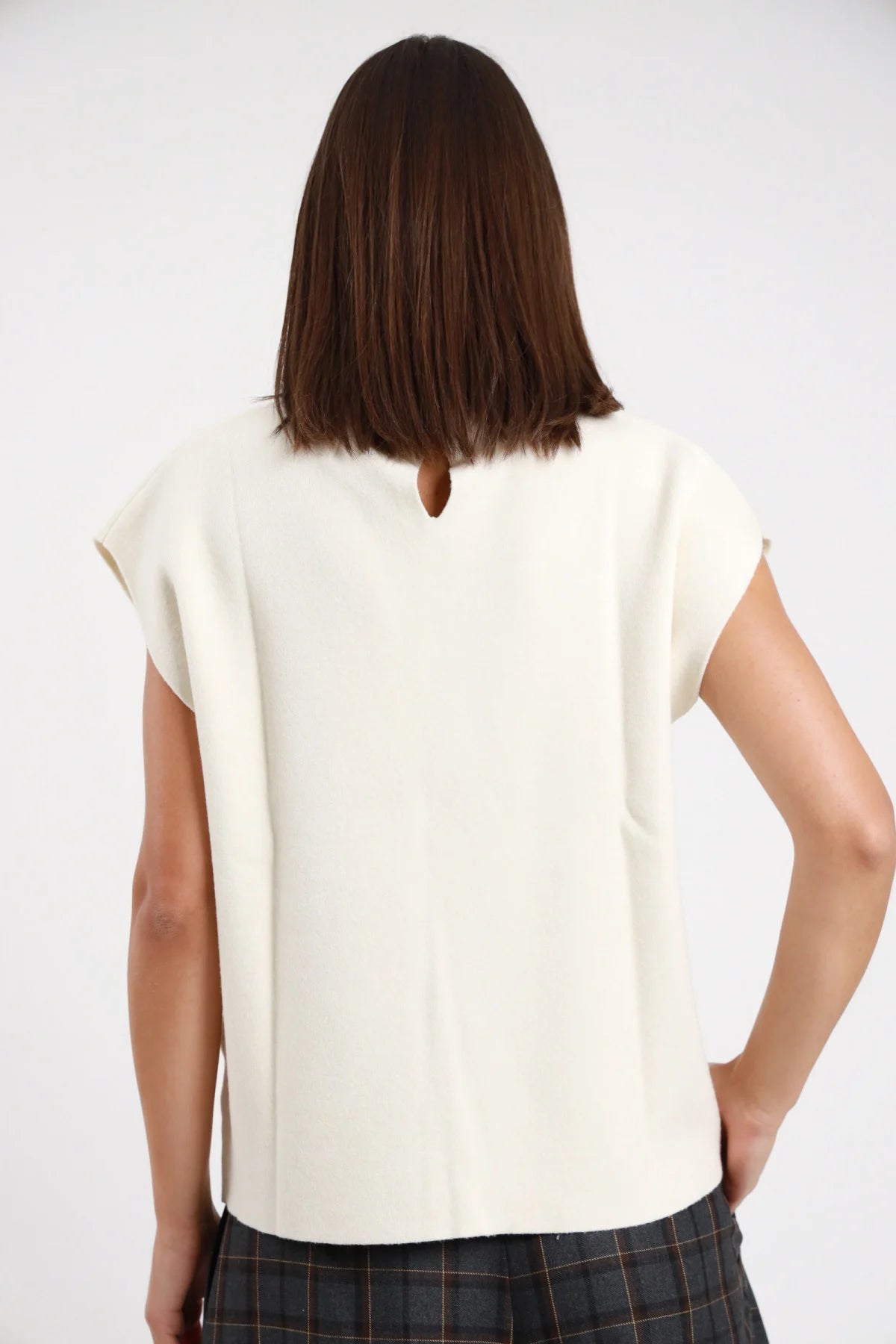 Gilet Girocollo Applicazioni panna avorio 49% viscosa girocollo applicazioni strass perle cristalli cap sleeve boxy corto seduta 3/4 posa rilassata - modella seduta 3/4 sguardo frontale capelli castani lisci sfondo bianco bermuda check windowpane coordinato abbinato