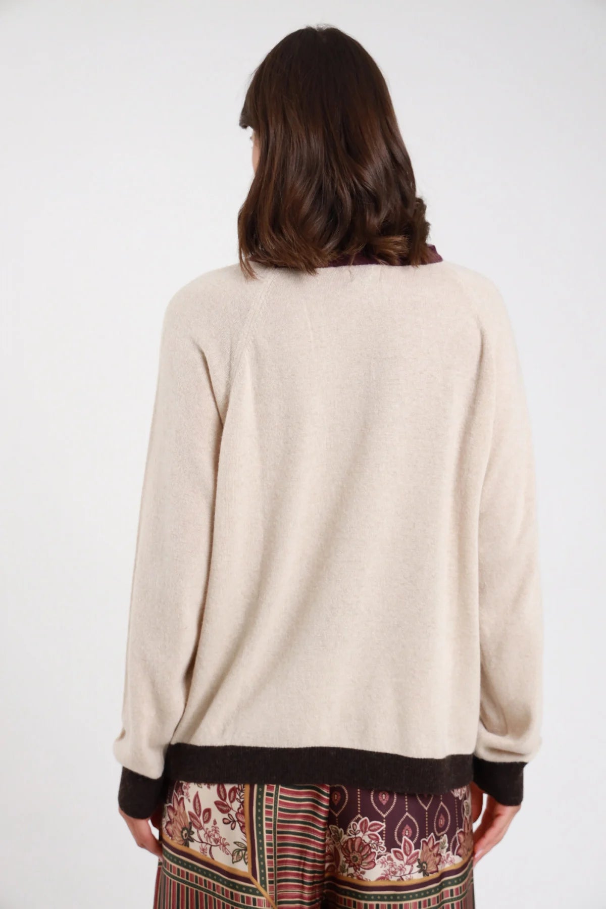 Pullover girocollo panna profili neri - modella vista posteriore con gonna palazzo fantasia foulard bordeaux