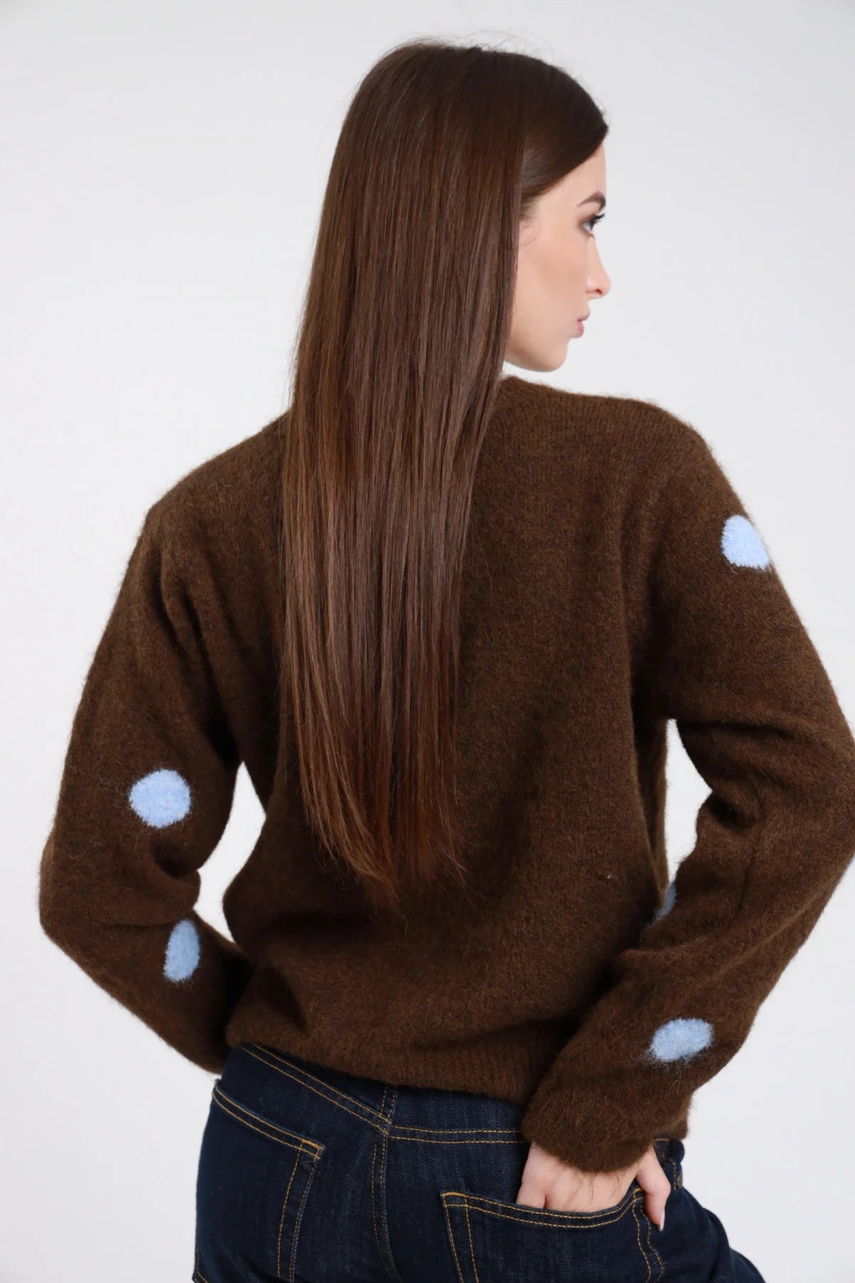 Pullover pois maxi jacquard bicolore eyelash bouclé oversize girocollo costine marrone cioccolato pois azzurro celeste retro intera capelli lunghi castani - modella retro intera sguardo laterale capelli castani scuri lisci sfondo bianco jeans blu scuro