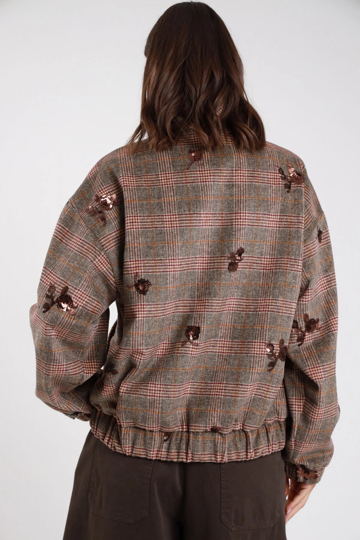 Bomber check tartan prince of wales cipria grigio marrone bordeaux paillettes floreali stellate bordeaux bronzo rame allover retro intera manica balloon bishop ampia polsino elasticizzato smock ruches corpo oversize boxy fondo elasticizzato smock lunghezza corta cropped - modella retro intera capelli castani mossi scuri sfondo bianco grigio