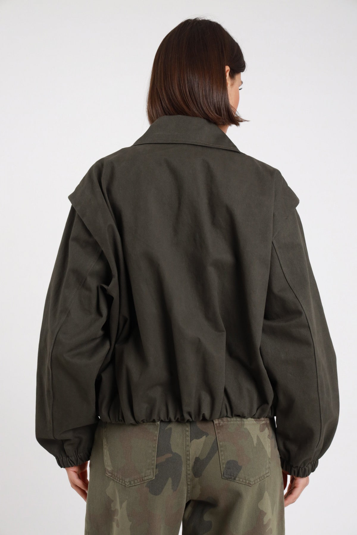 Giacca bomber Susy Mix verde oliva, vista posteriore delle maniche ampie e del fondo arricciato