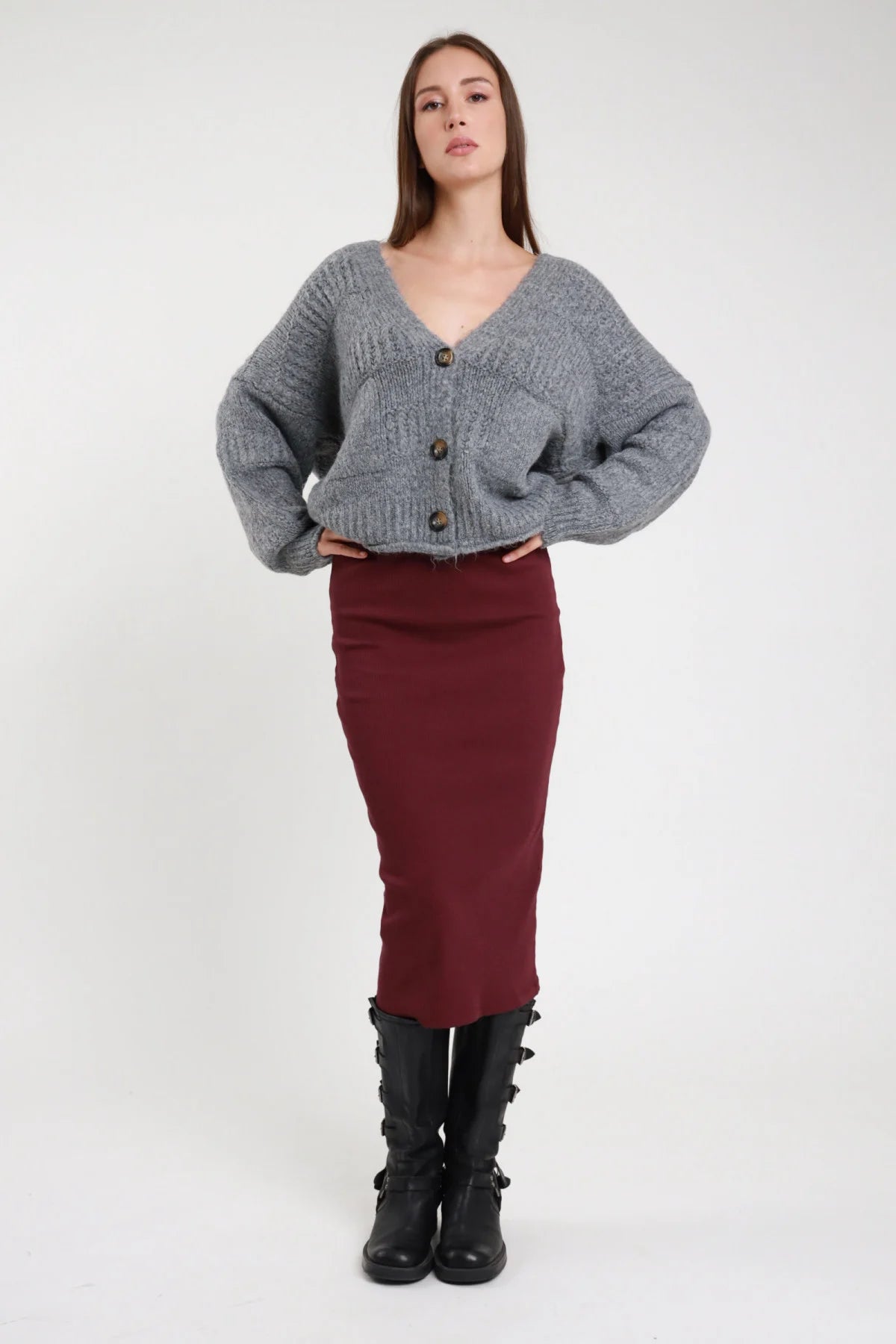 Gonna longuette a costine bordeaux donna - look con cardigan grigio e stivali biker neri