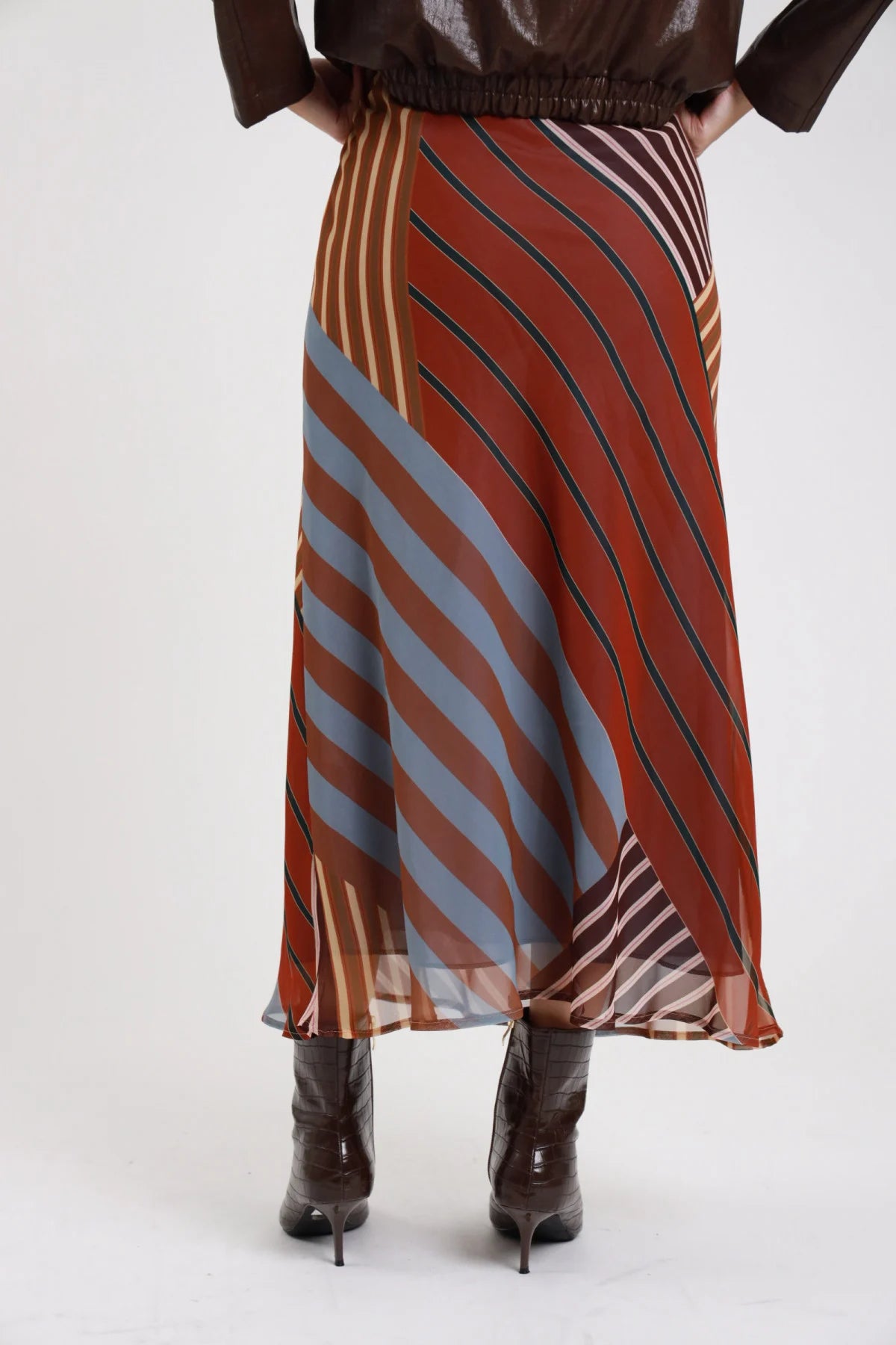 Gonna fantasia righe dettaglio vita elastico smock orlo volant ruffle chiffon - modella busto vita dettaglio righe diagonali stivali croco marrone tacco