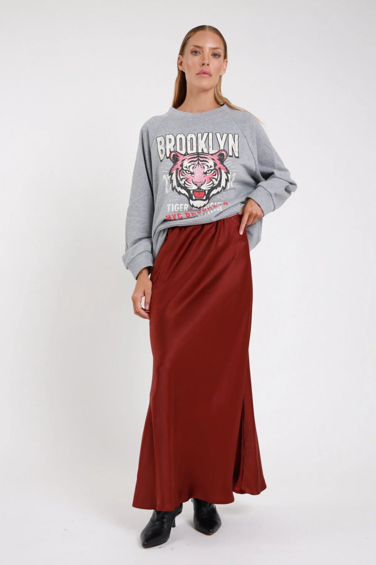 Gonna lunga raso bordeaux vino maxi fluida a-line frontale intera - modella frontale intera mano in tasca sguardo frontale felpa Brooklyn grigia stivali neri capelli biondi lisci