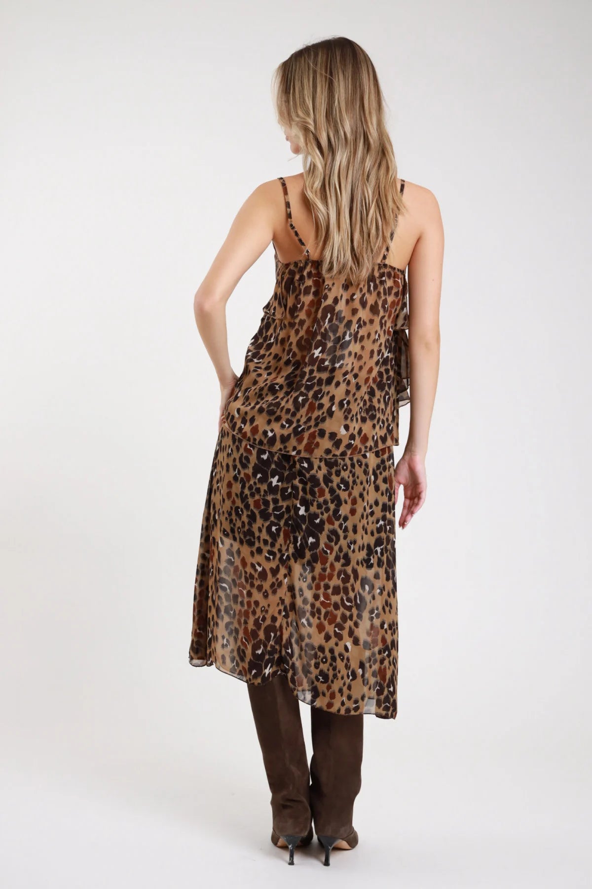 Gonna midi animalier leopard retro intera a-line elastico vita smock fodera - modella retro intera top rouge coordinato stivali scamosciati marroni tacco capelli biondi lunghi