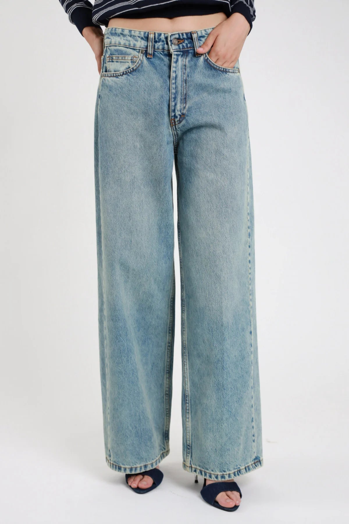 Jeans dritto wide leg palazzo blu chiaro lavato donna - dettaglio vita media 5 tasche rivetti rame gamba larga con sandali neri