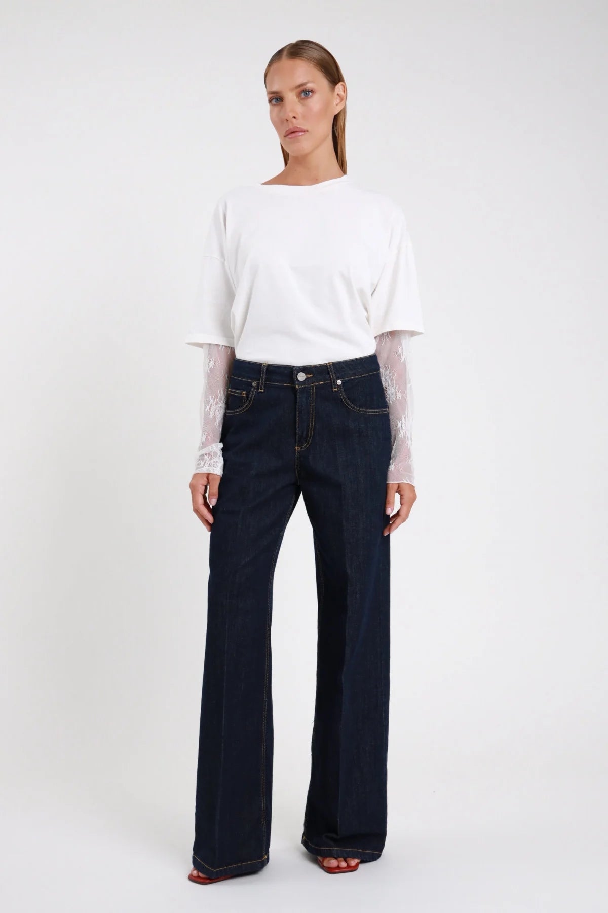 Jeans palazzo wide-leg blu indigo frontale intera mid-rise gamba larga senza cardigan - modella frontale intera sguardo frontale t-shirt bianca manica doppia pizzo sandali rossi capelli castani raccolti