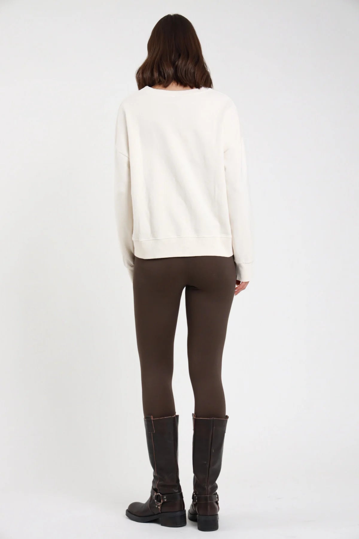 Leggings tactel donna marrone scuro - vista posteriore con maglione panna oversize e stivali neri