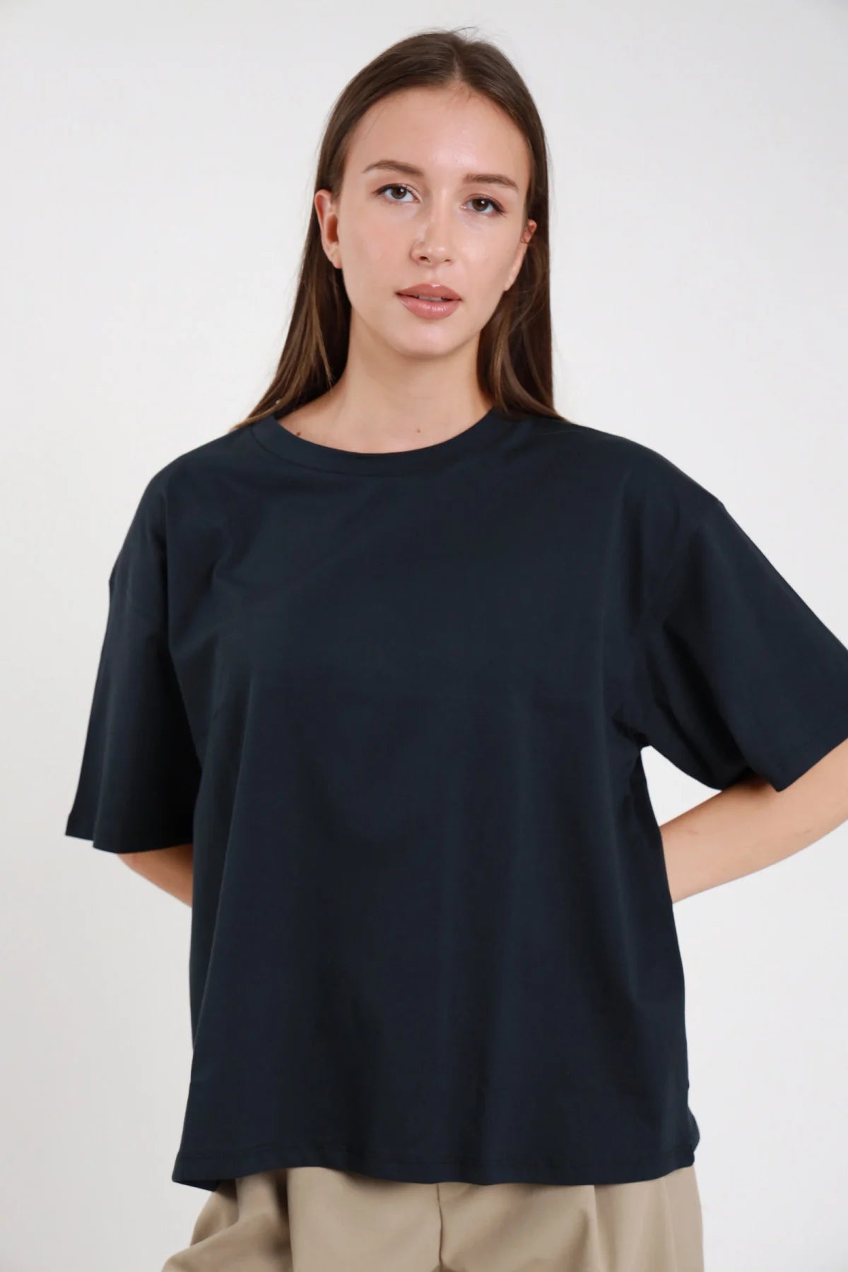 T-shirt cotone oversize blu navy donna collo tondo - vista frontale con pantaloni beige