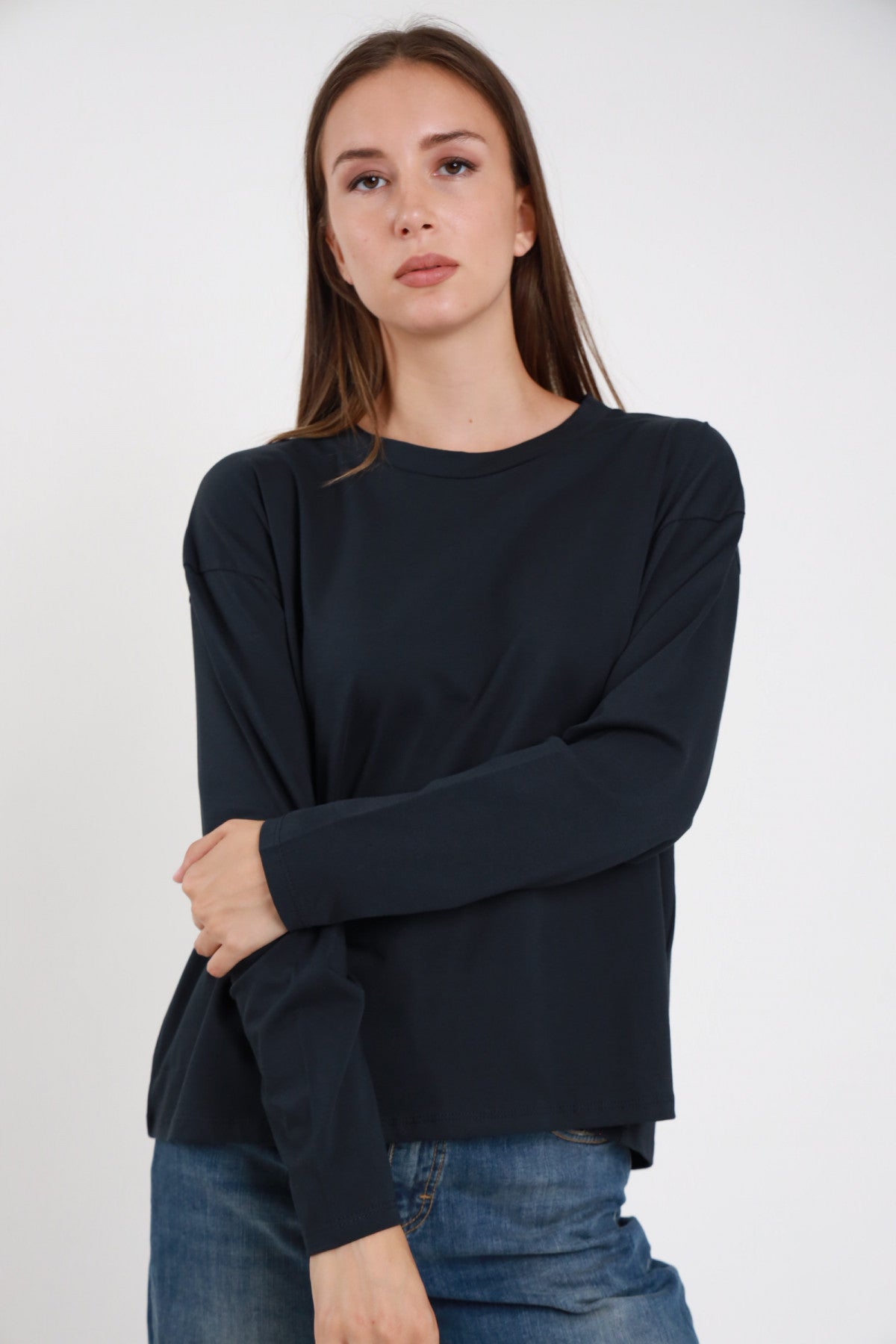 T-shirt cotone over maniche lunghe blu navy donna boxy oversize girocollo spacchetto laterale - vista frontale braccia conserte con jeans blu